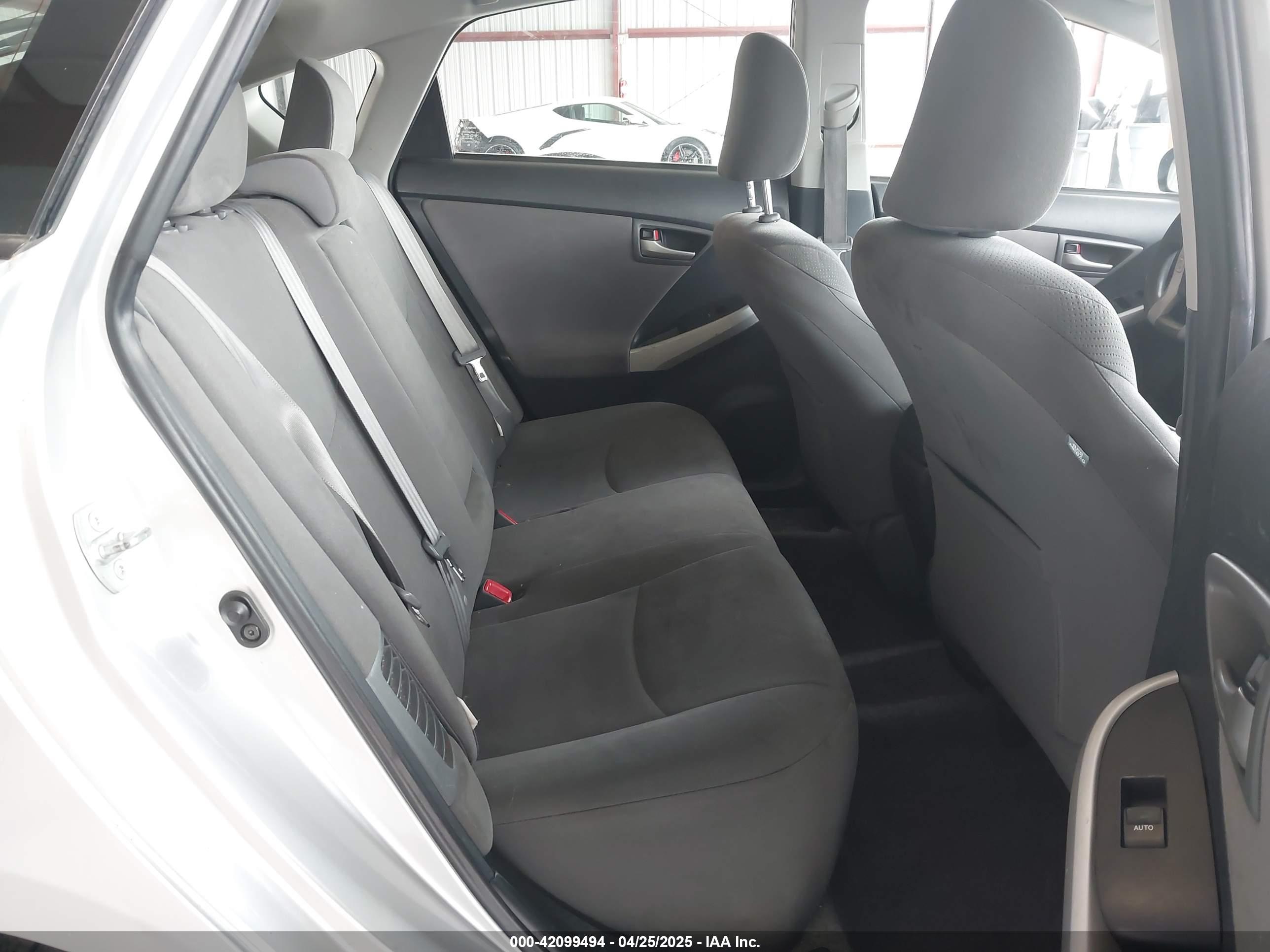 TOYOTA PRIUS image 8