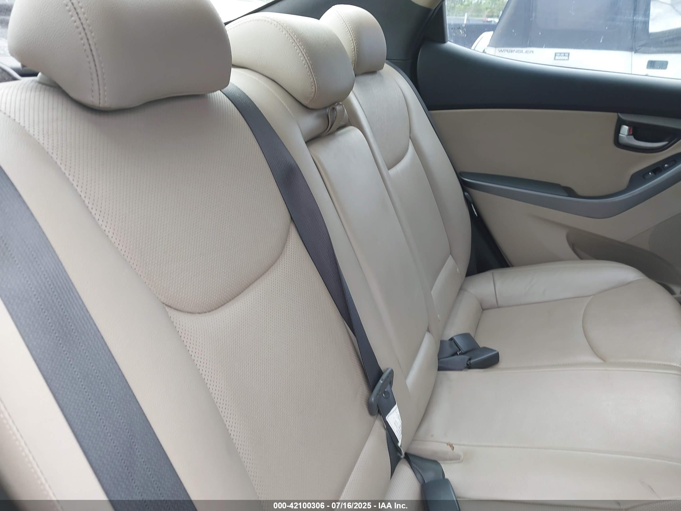 HYUNDAI ELANTRA image 8