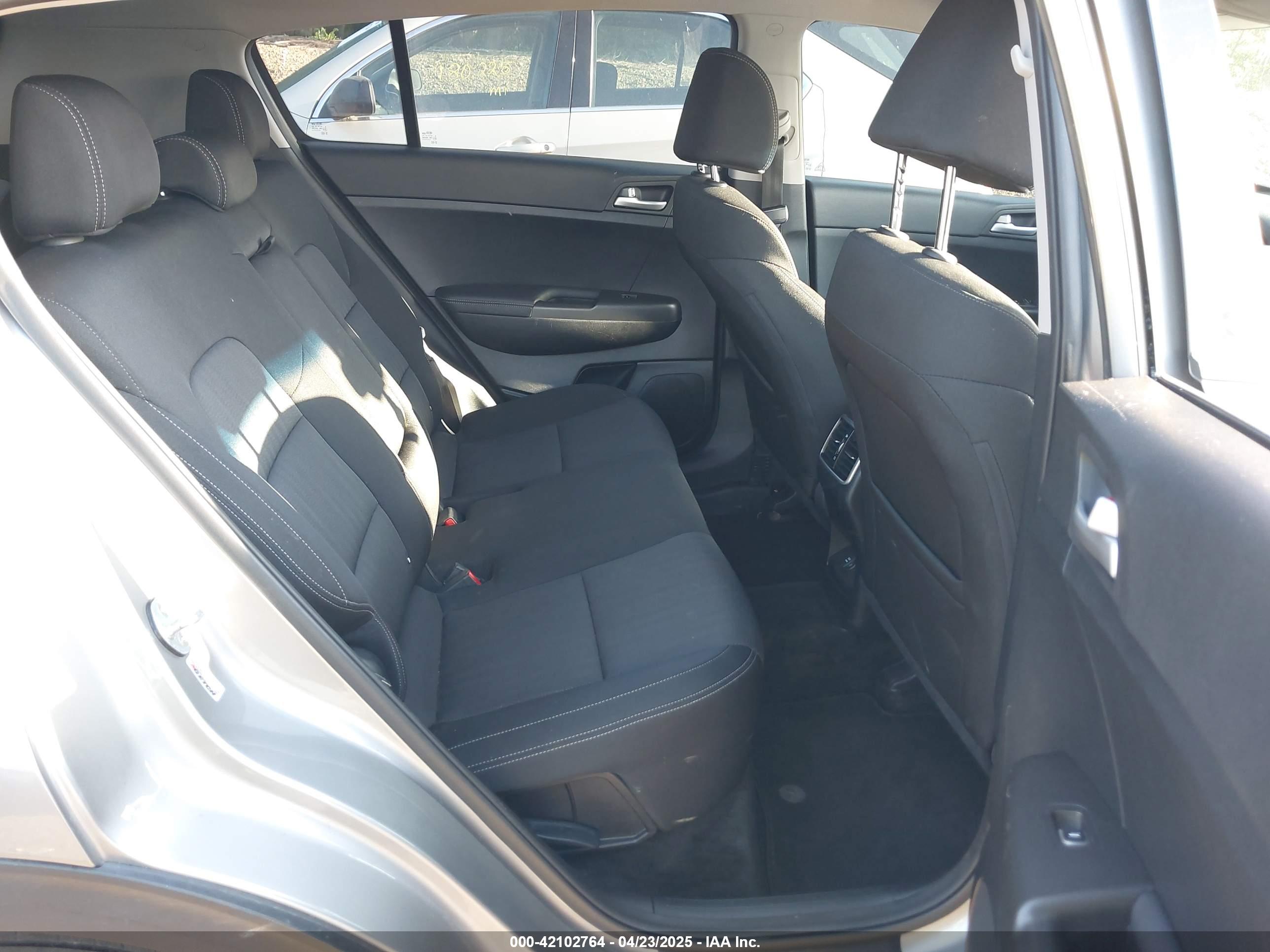 KIA SPORTAGE image 8