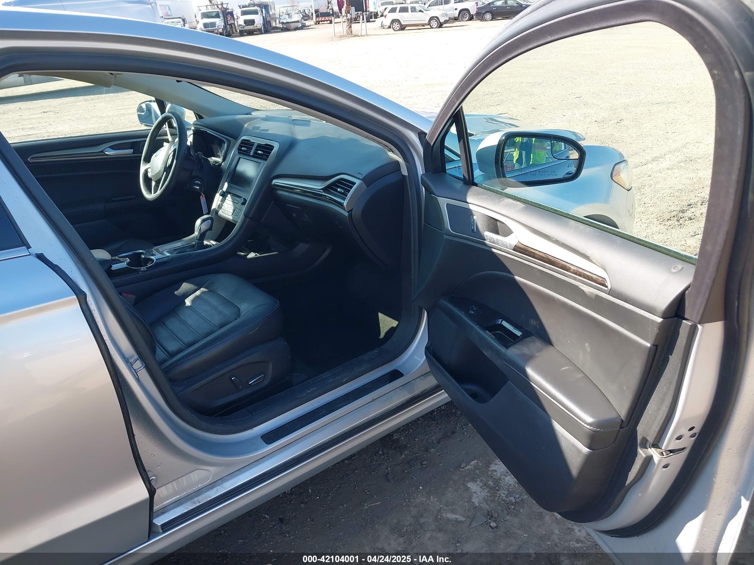 FORD FUSION image 5
