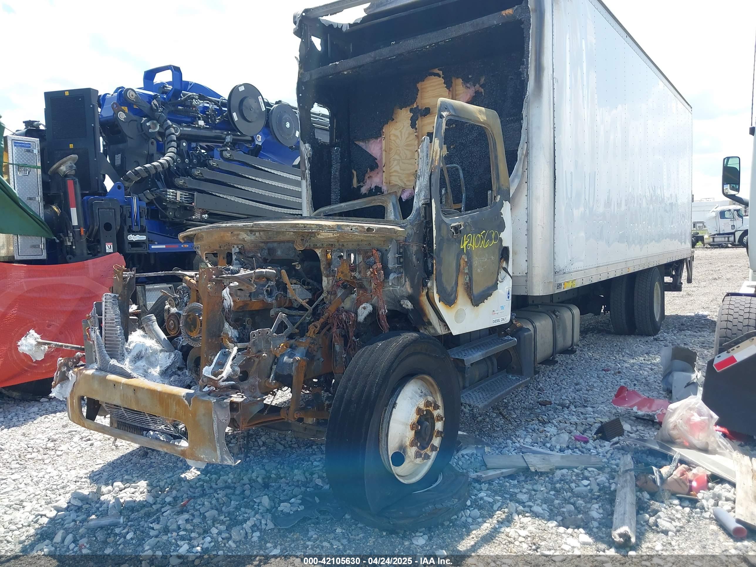 FREIGHTLINER M2 image 2