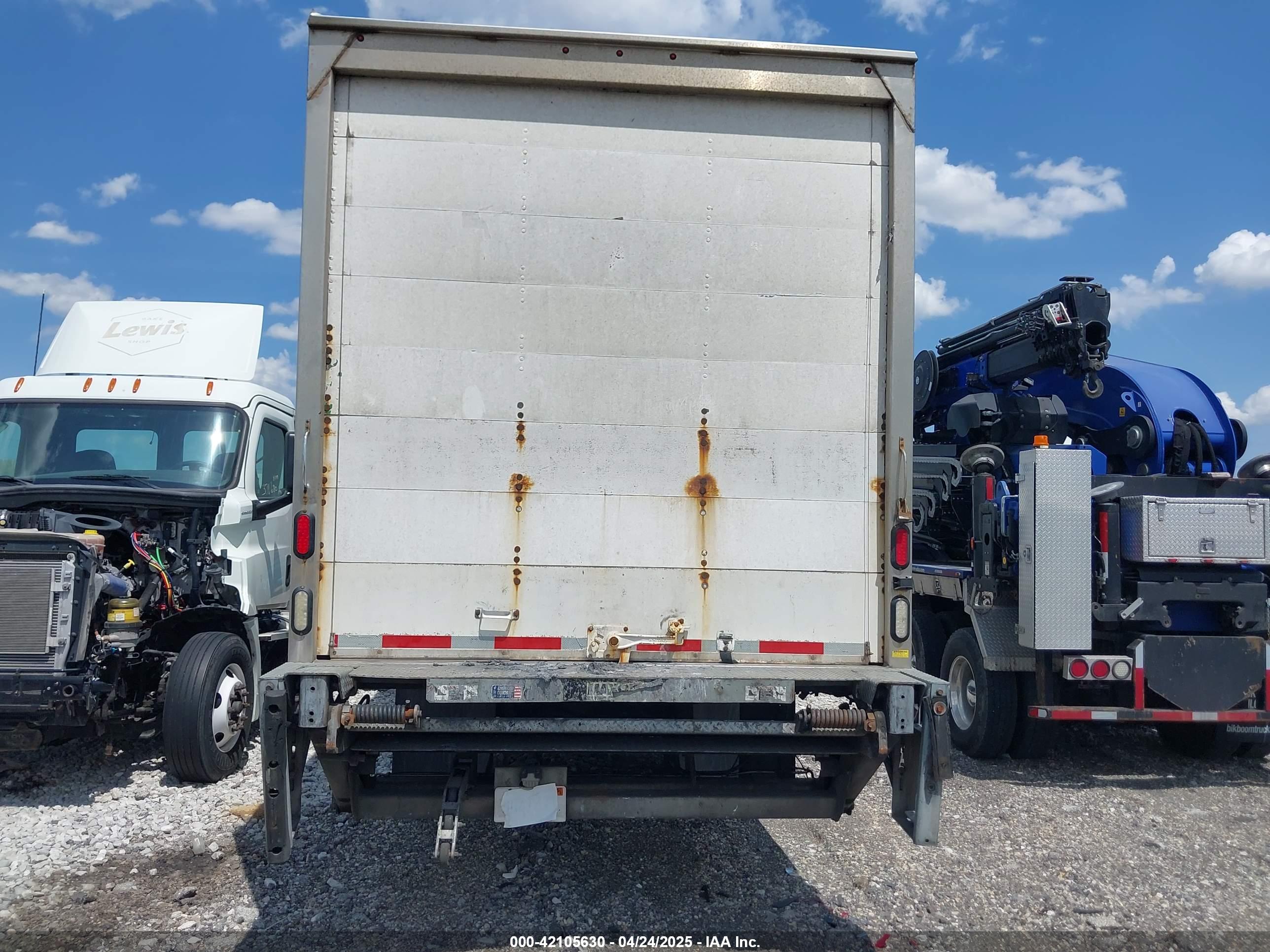 FREIGHTLINER M2 image 8