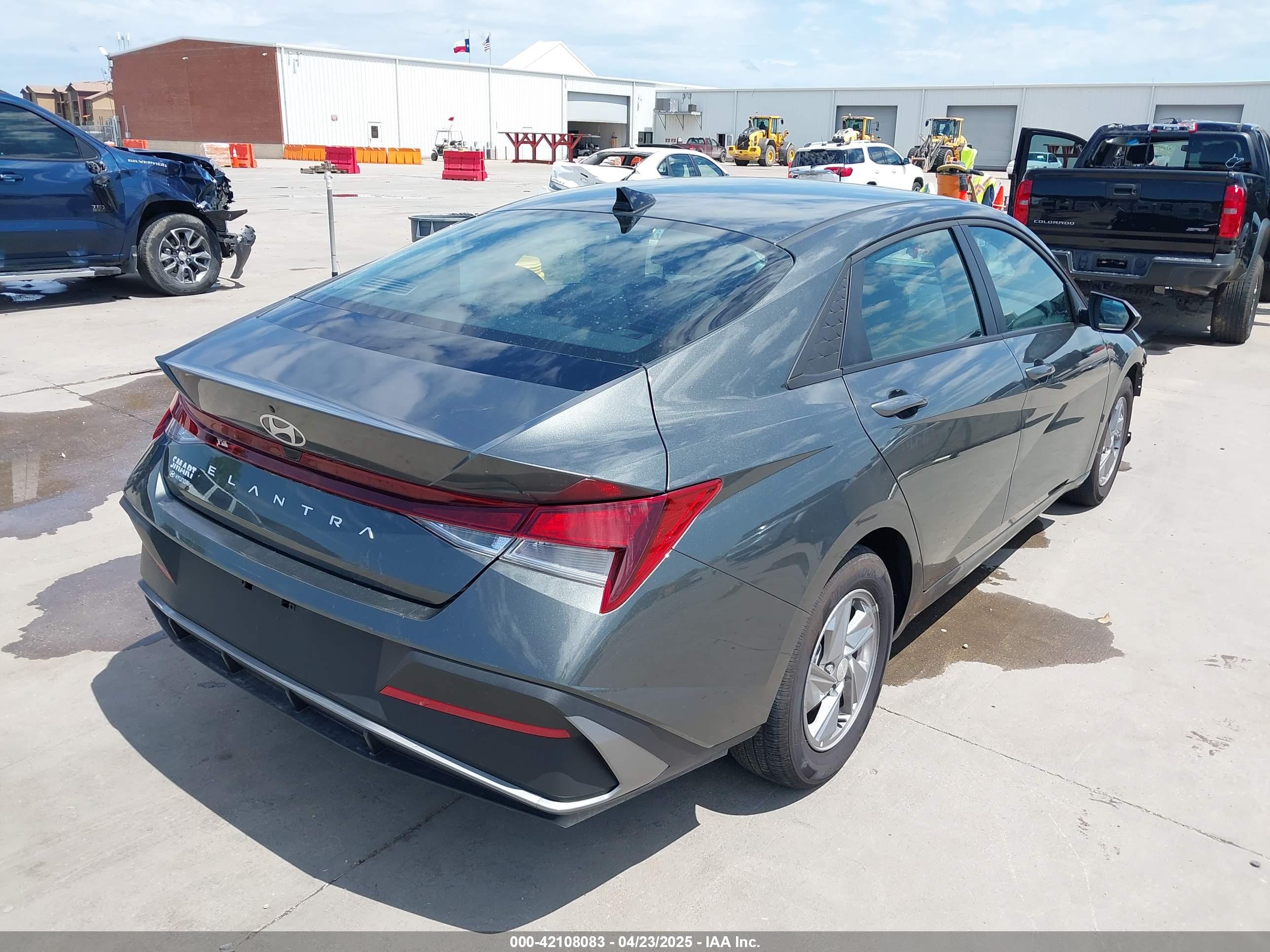 HYUNDAI ELANTRA image 4