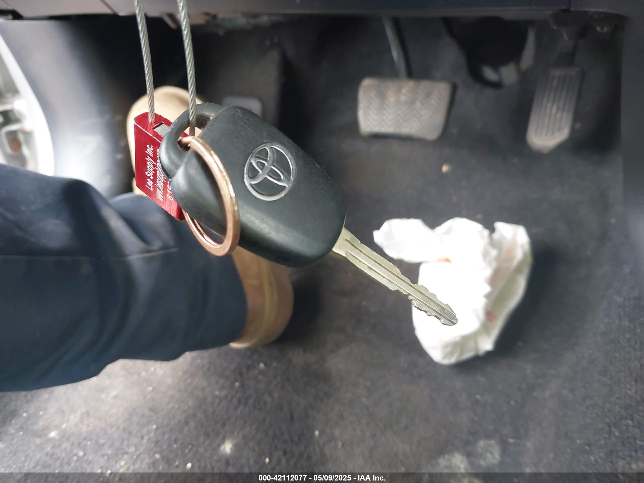 TOYOTA RAV4 image 11