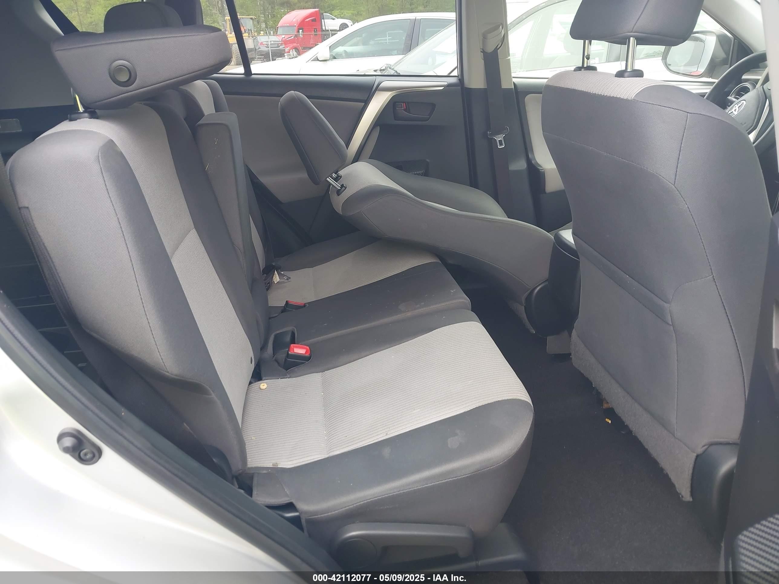 TOYOTA RAV4 image 8