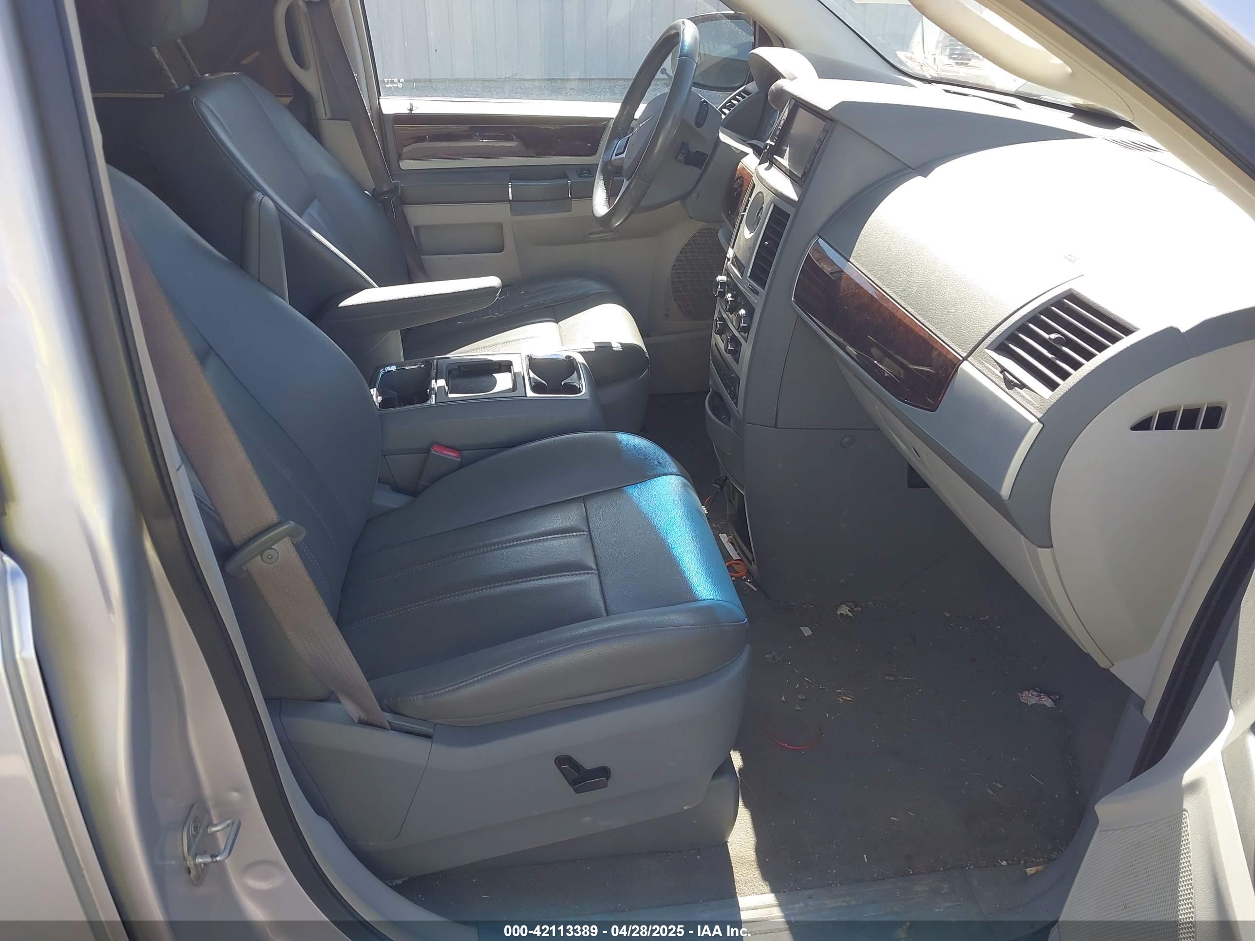 CHRYSLER TOWN image 5