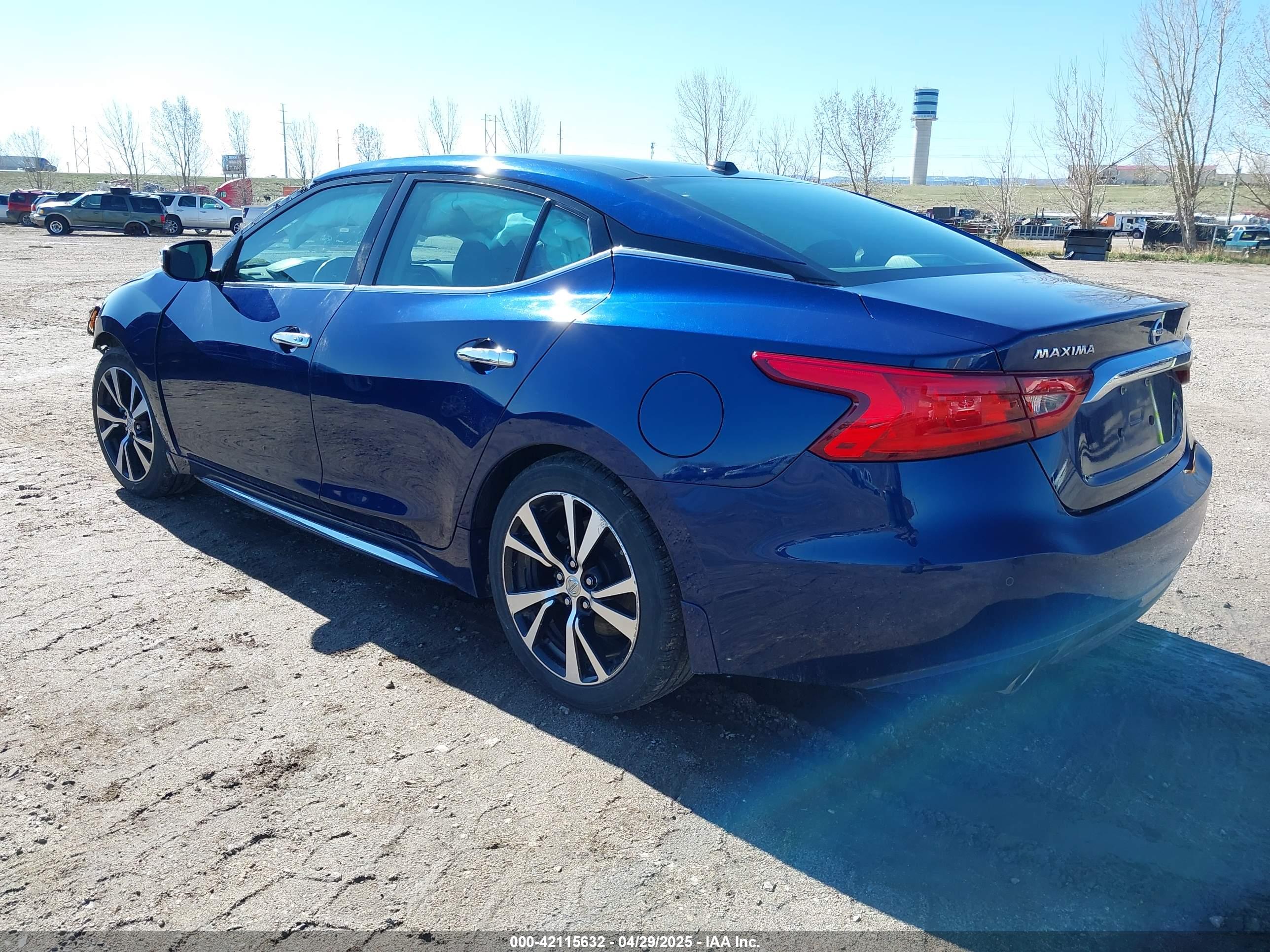 NISSAN MAXIMA image 3