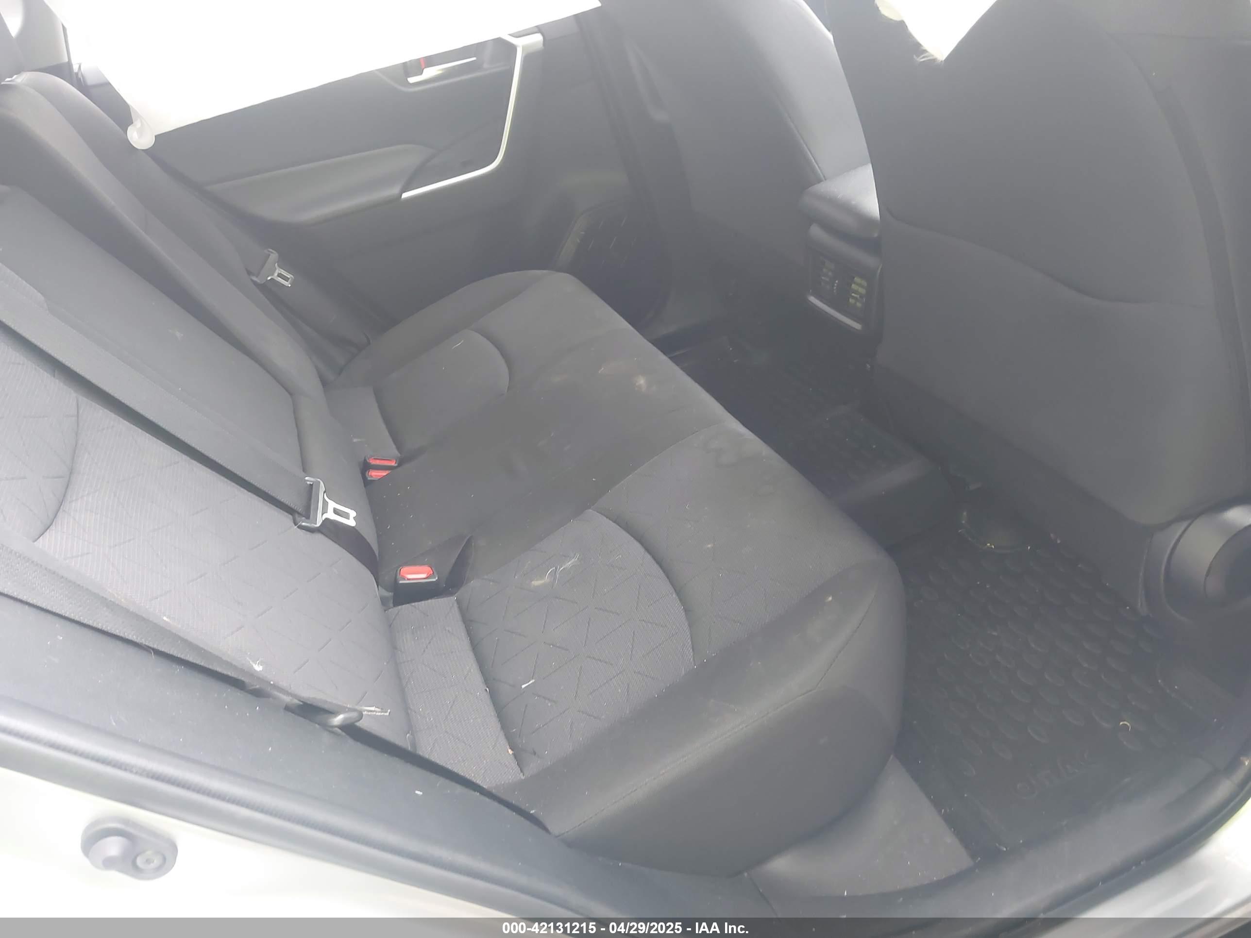 TOYOTA RAV4 image 8