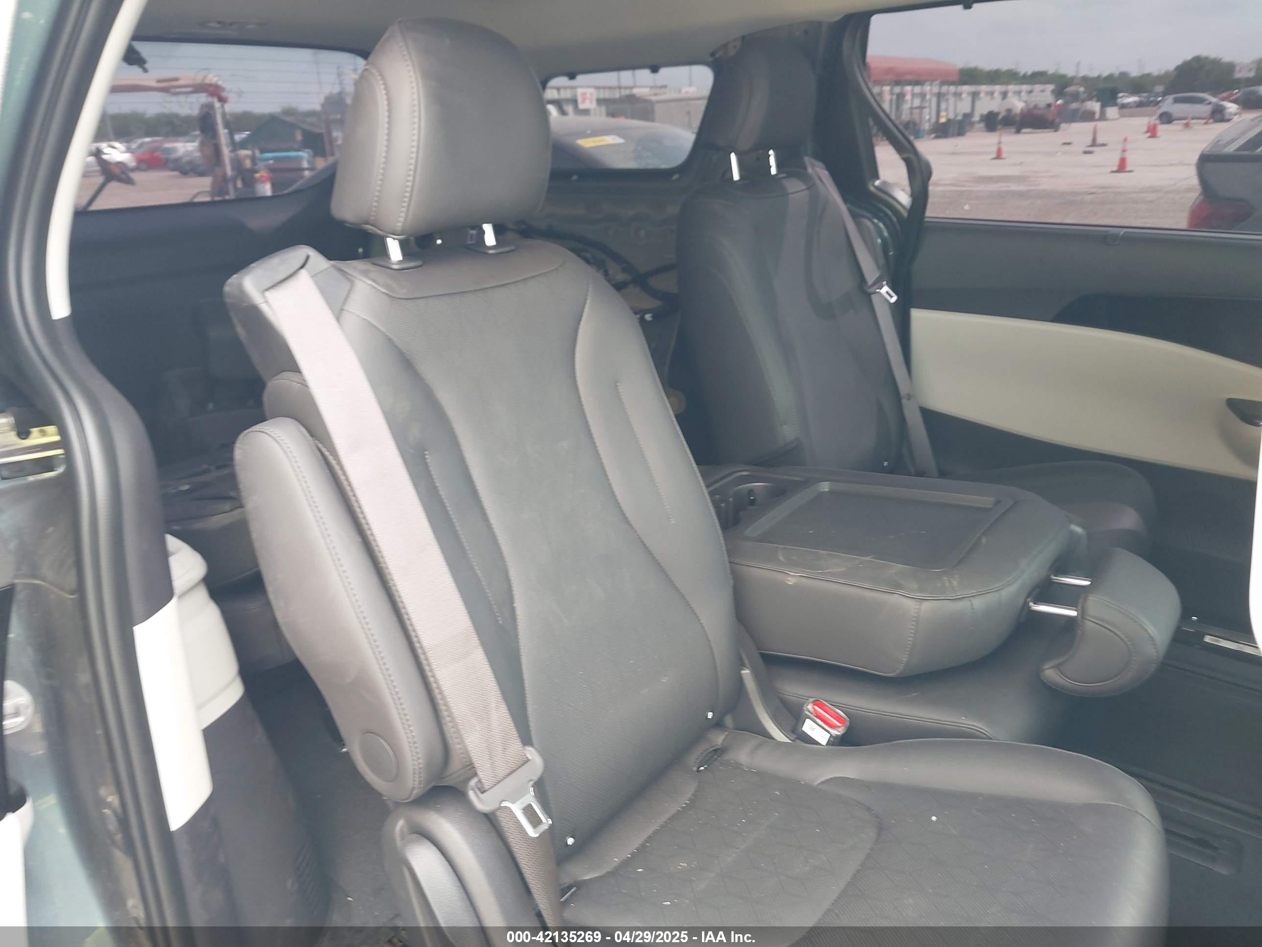 KIA CARNIVAL image 8