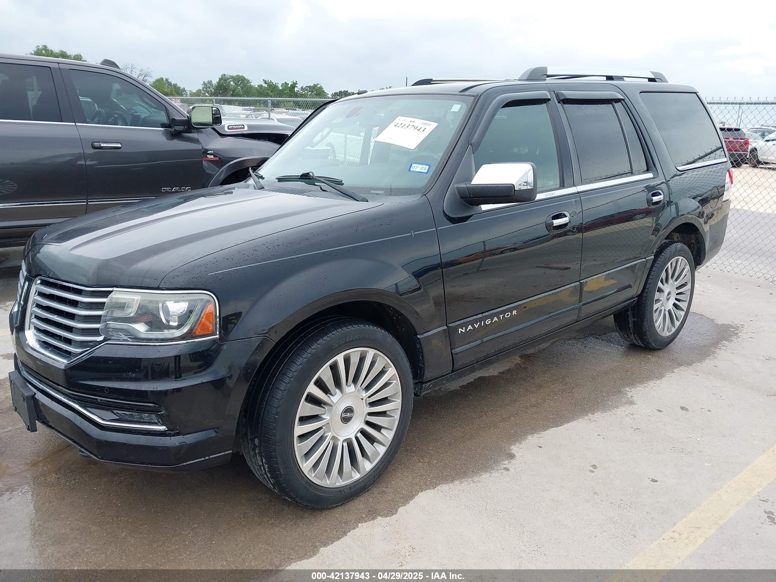 LINCOLN NAVIGATOR image 2