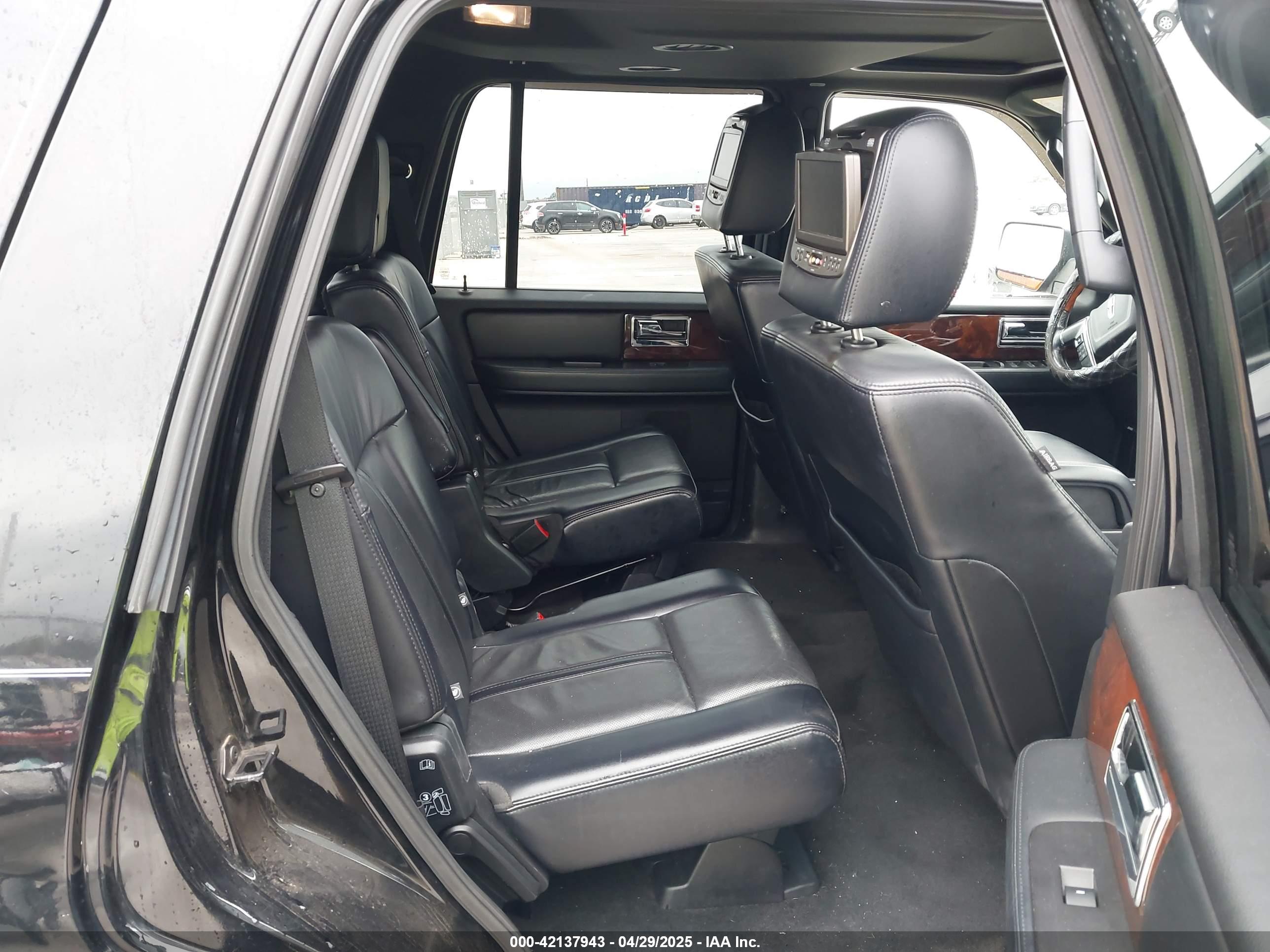 LINCOLN NAVIGATOR image 8