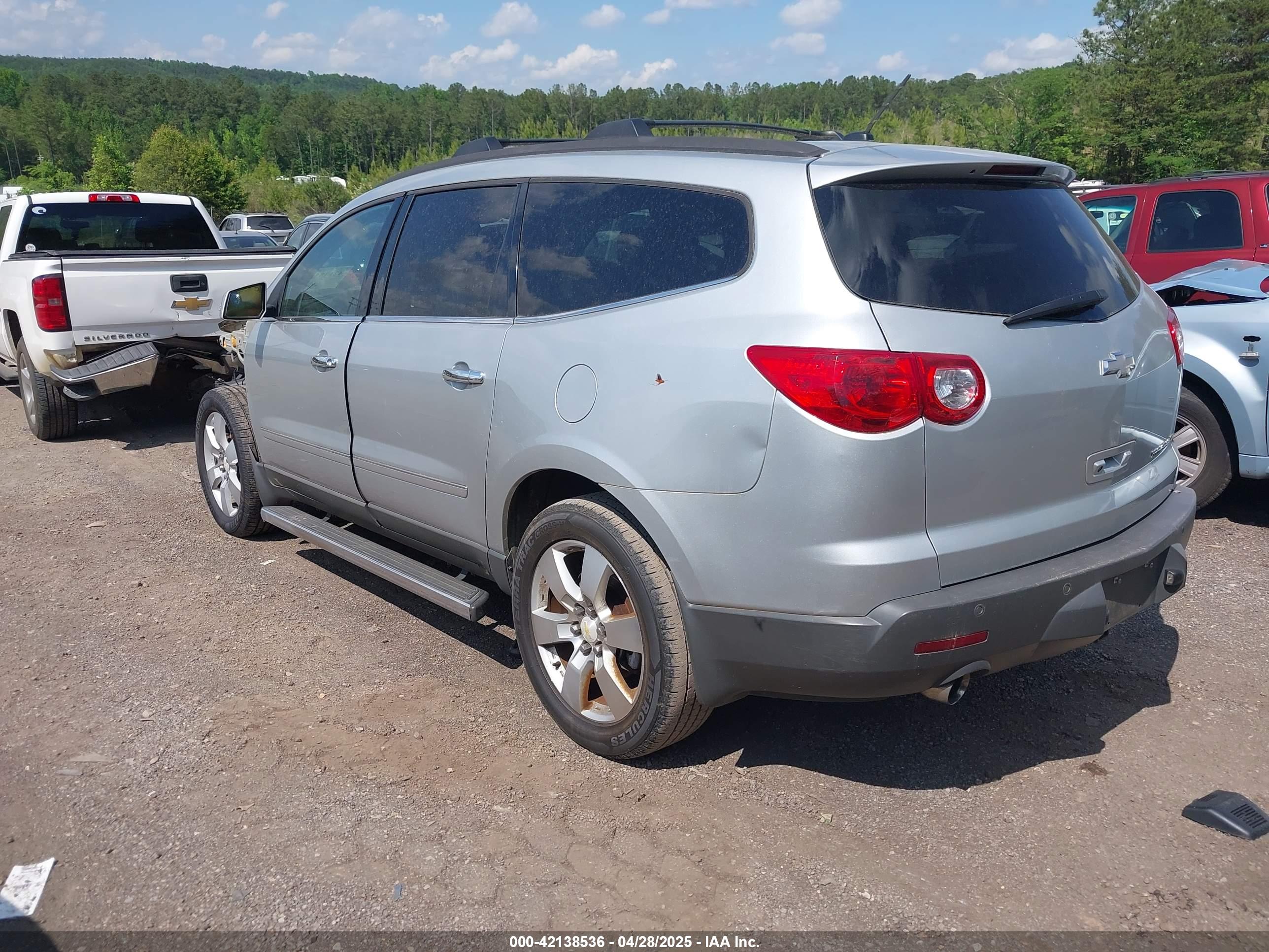 CHEVROLET TRAVERSE image 3