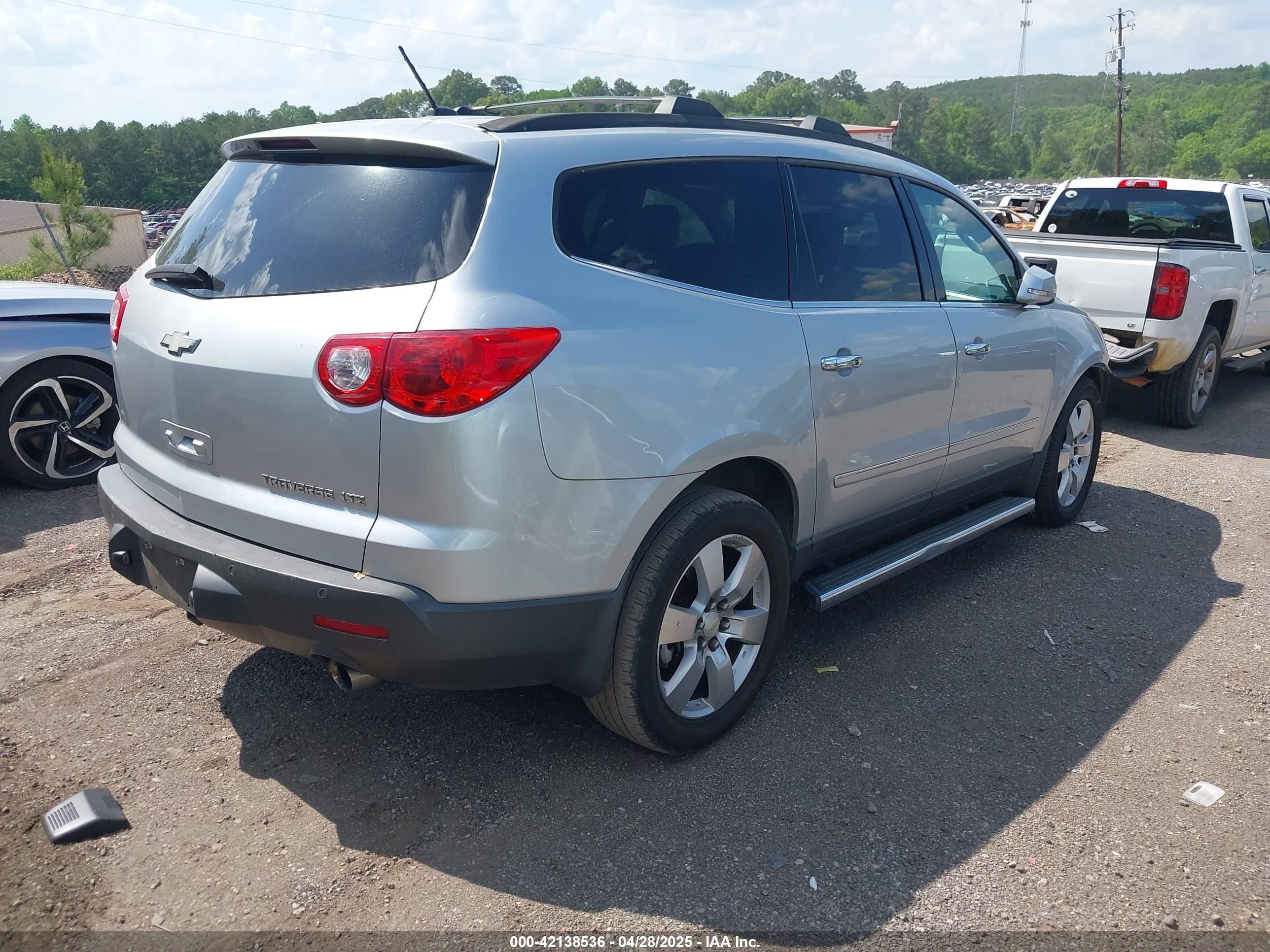 CHEVROLET TRAVERSE image 4