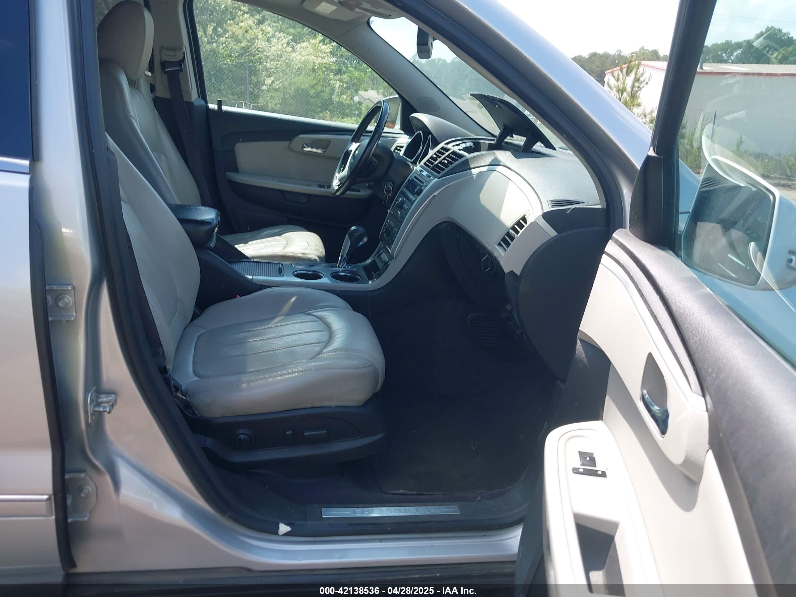 CHEVROLET TRAVERSE image 5