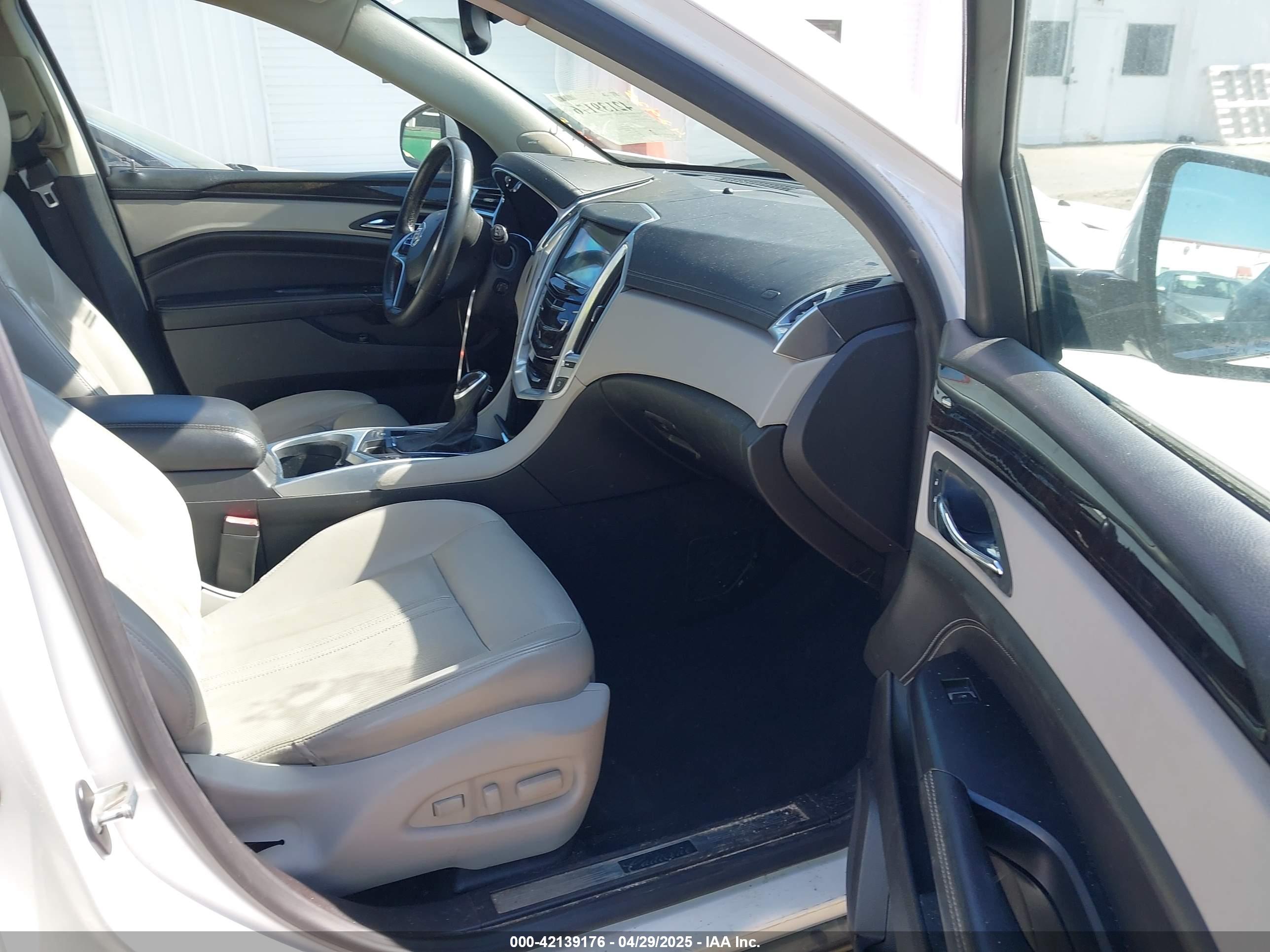 CADILLAC SRX image 5