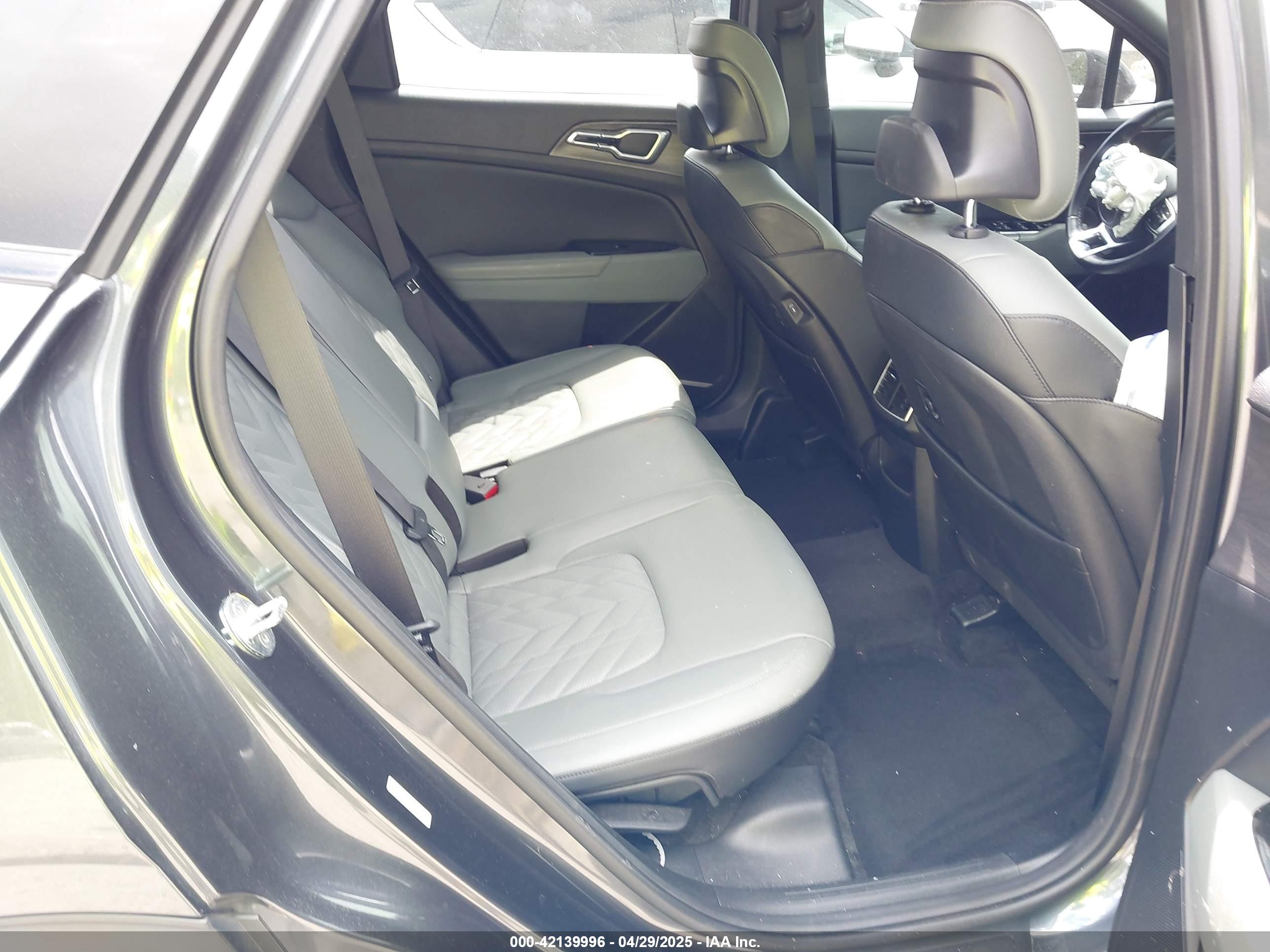 KIA SPORTAGE image 8