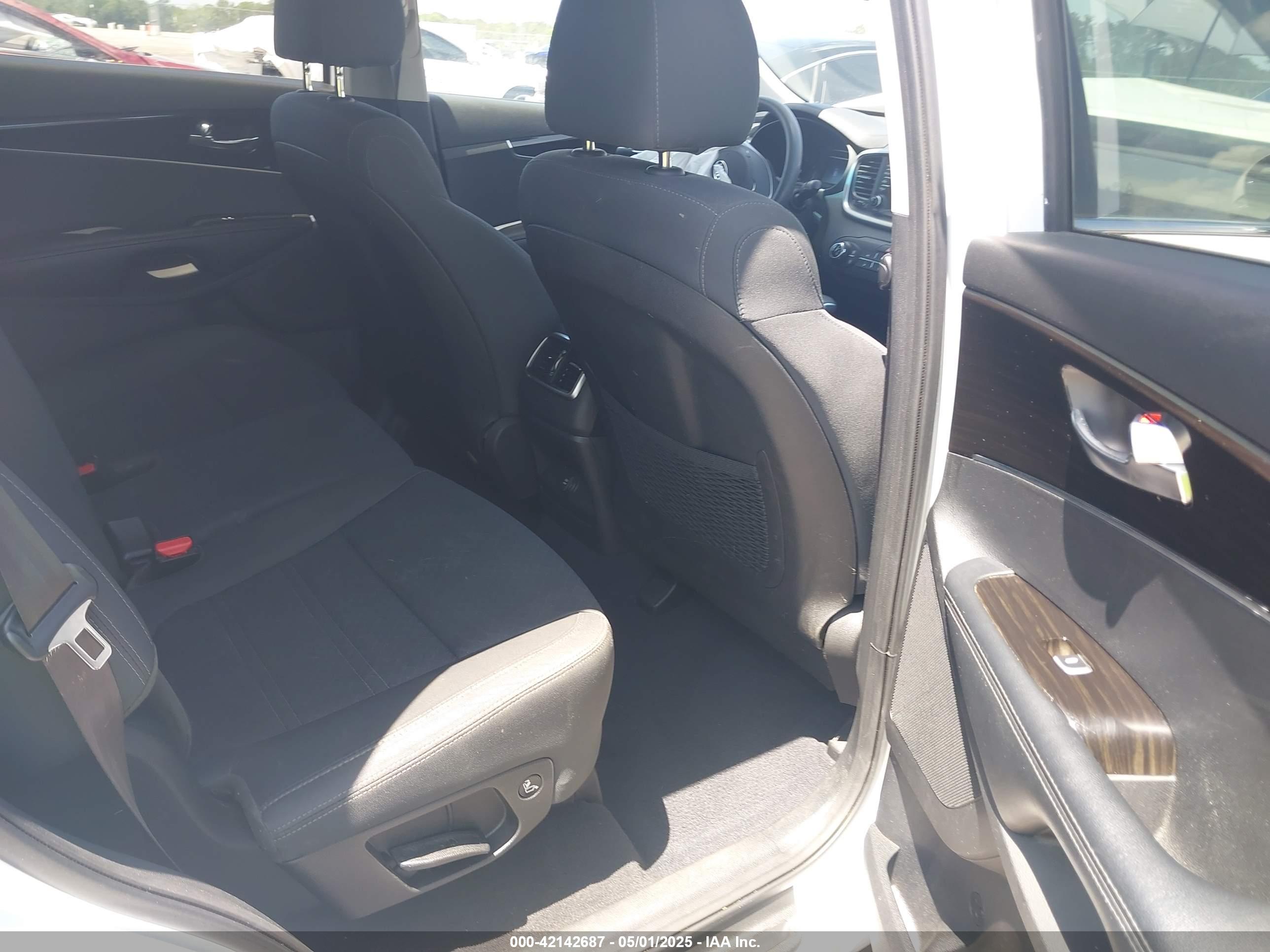 KIA SORENTO image 8