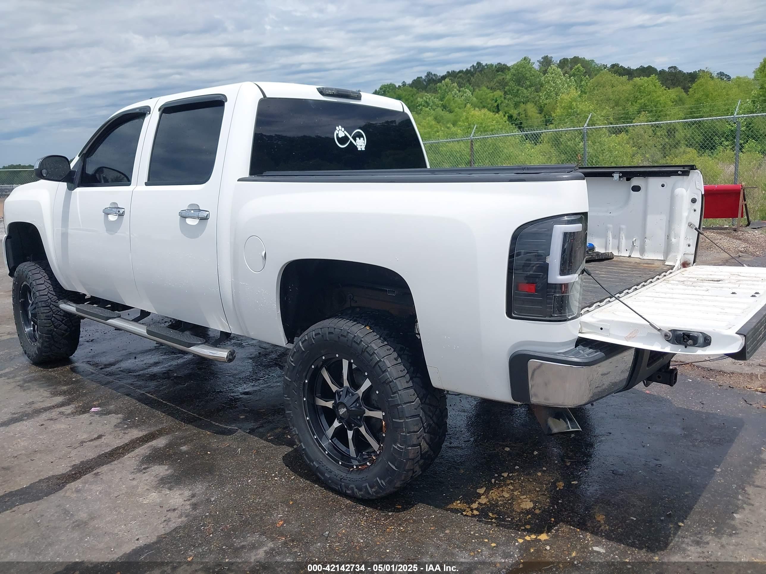 CHEVROLET SILVERADO image 3