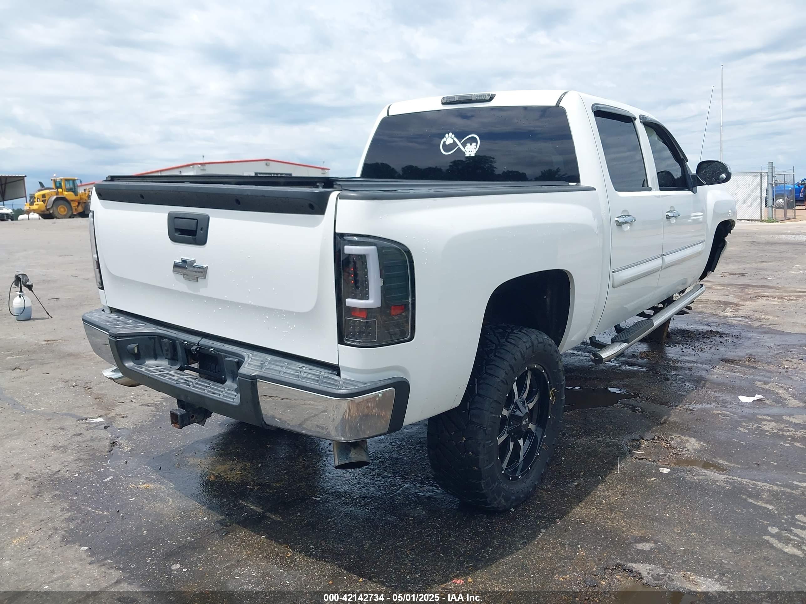 CHEVROLET SILVERADO image 4