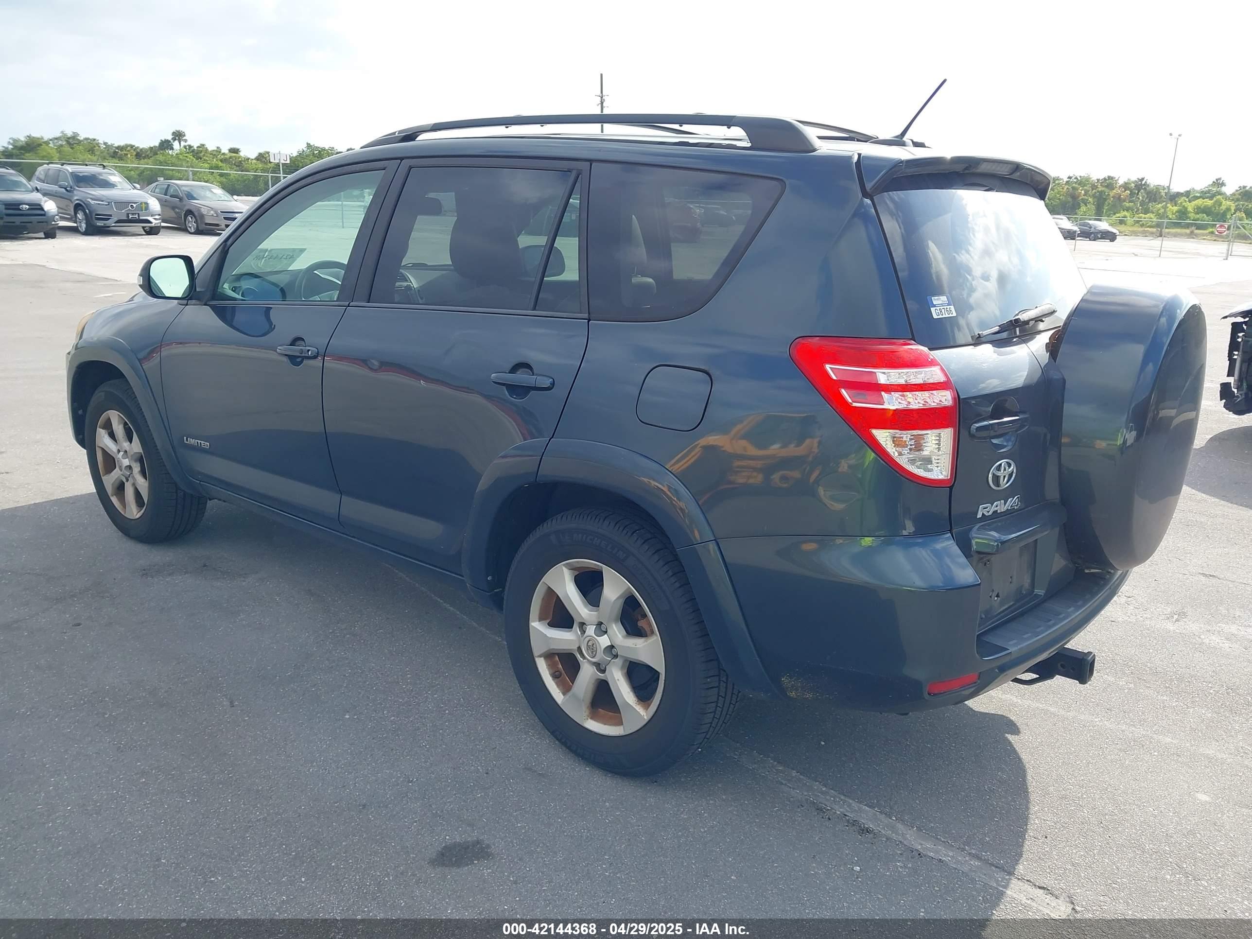 TOYOTA RAV4 image 3