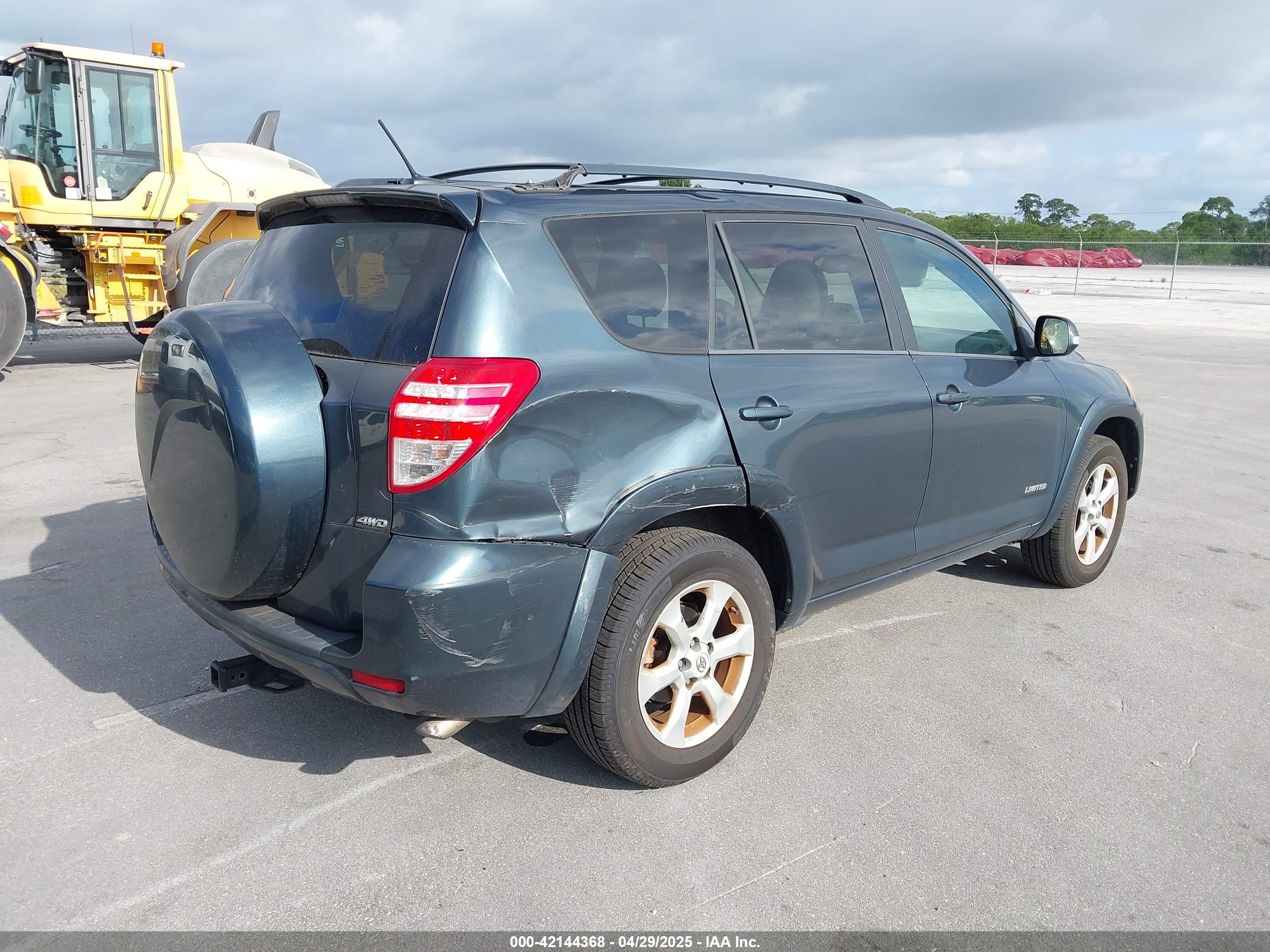 TOYOTA RAV4 image 4