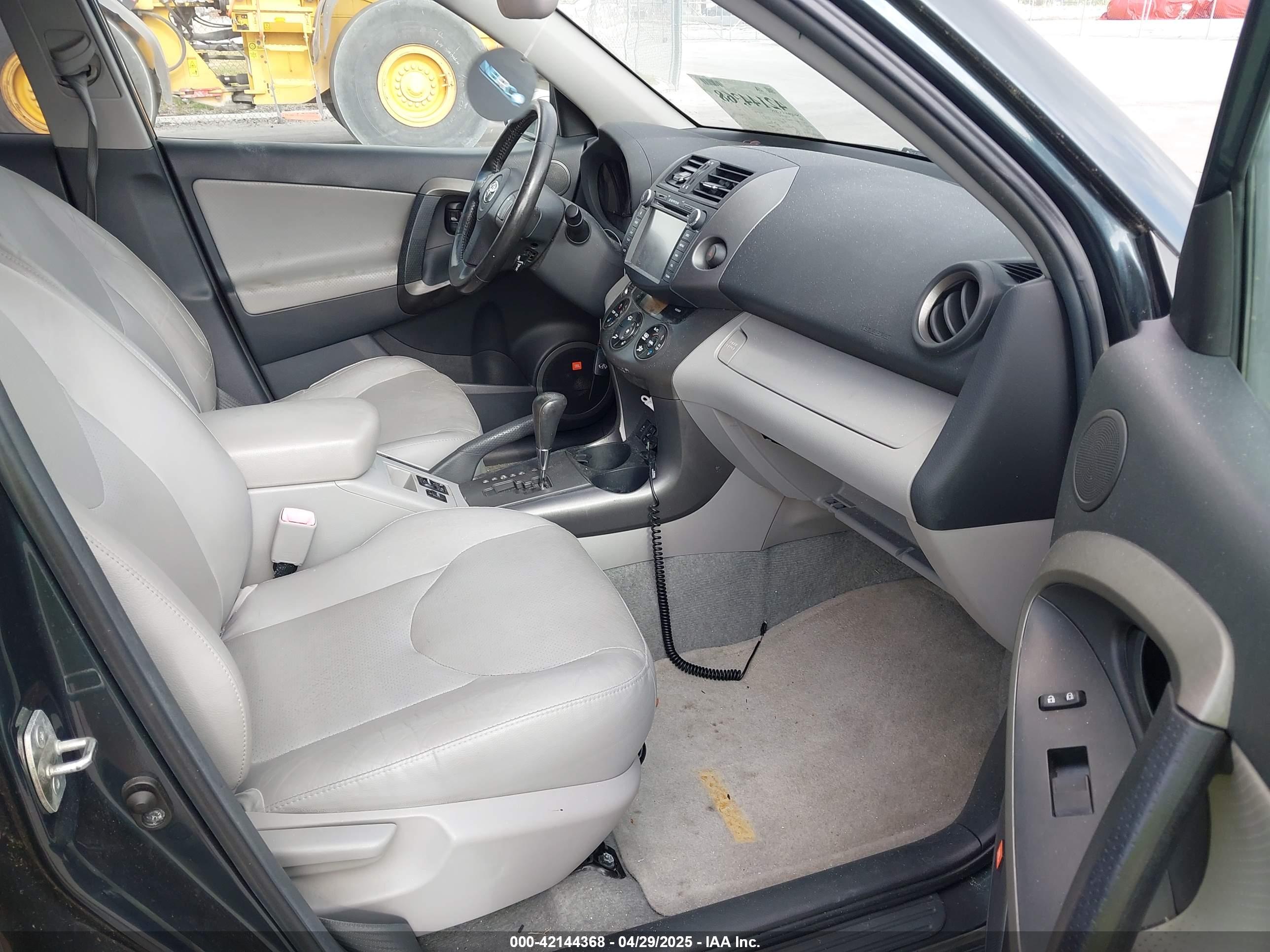 TOYOTA RAV4 image 5