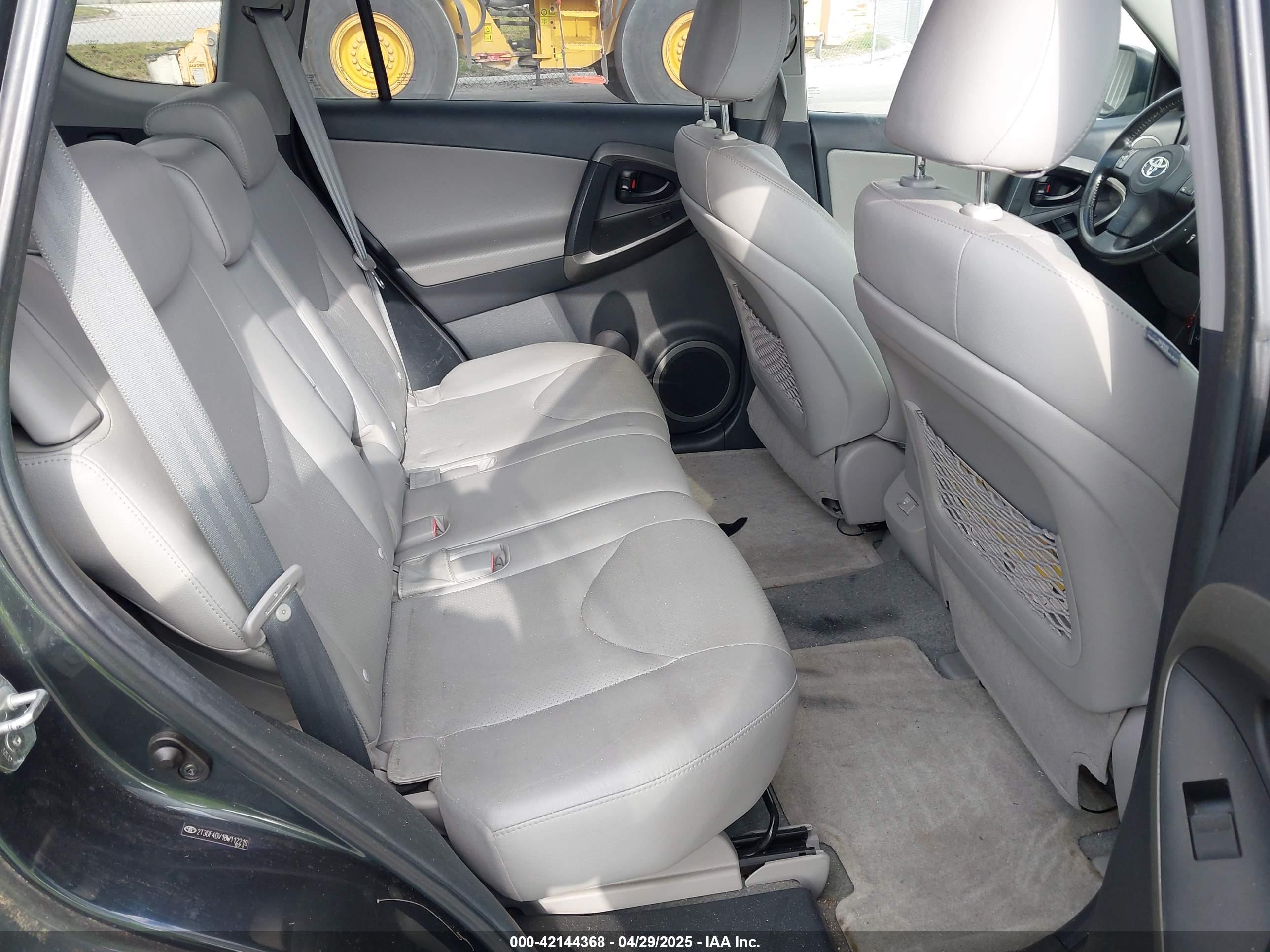 TOYOTA RAV4 image 8