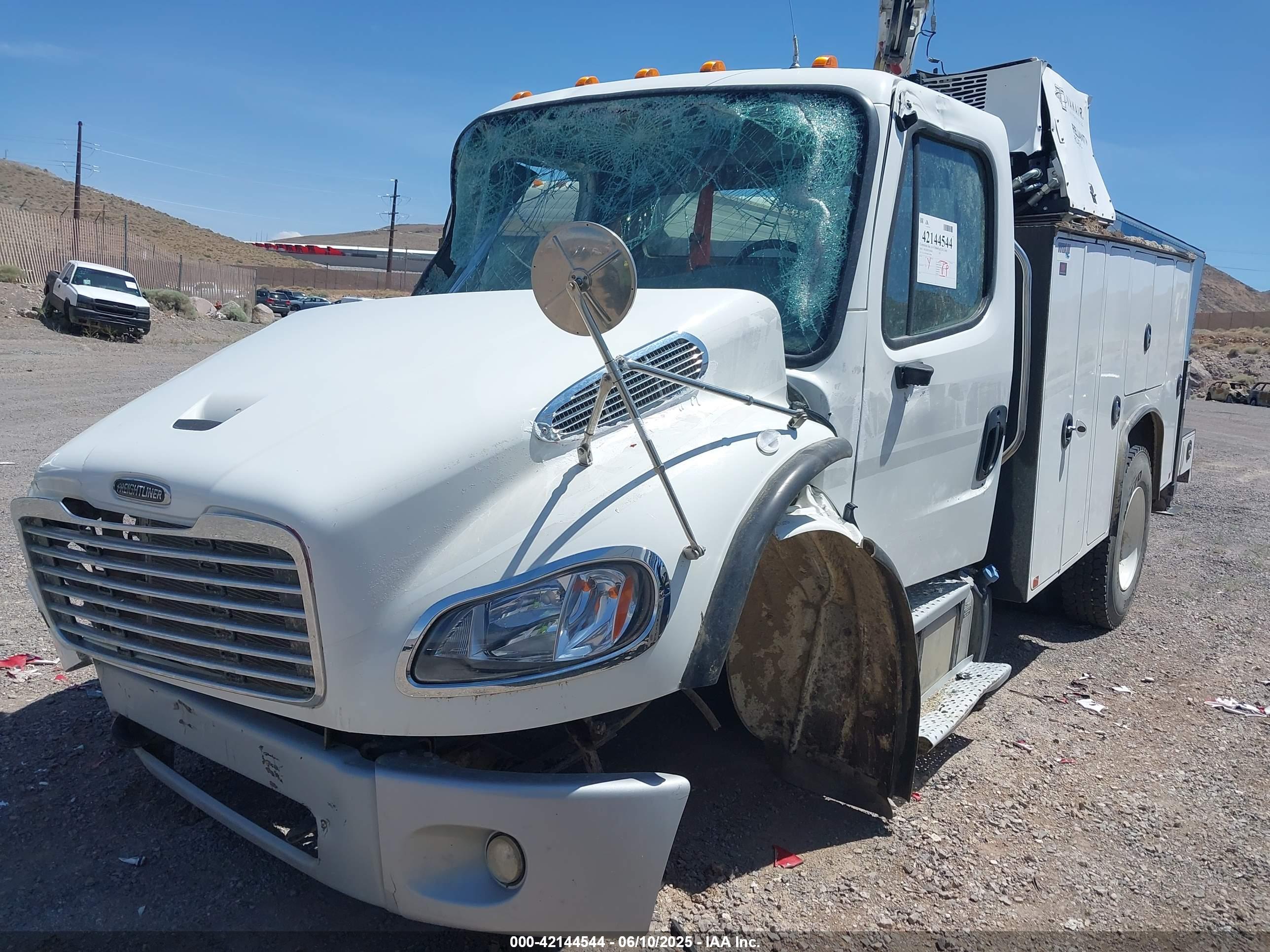 FREIGHTLINER M2 image 2