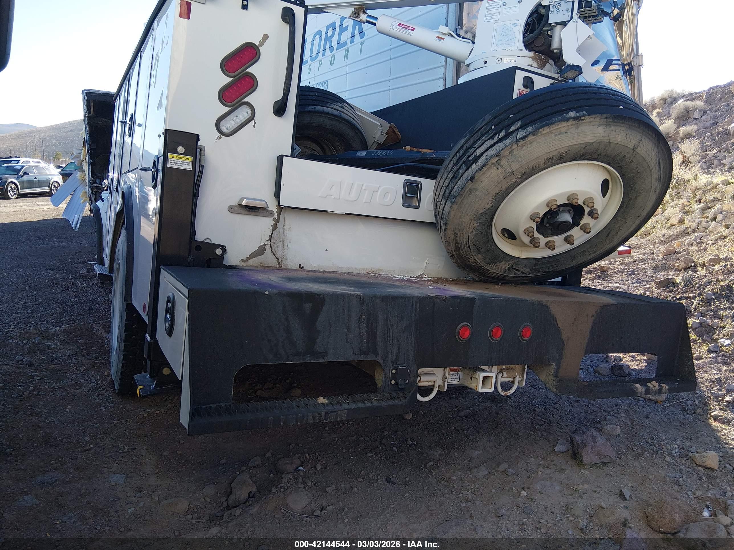 FREIGHTLINER M2 image 3