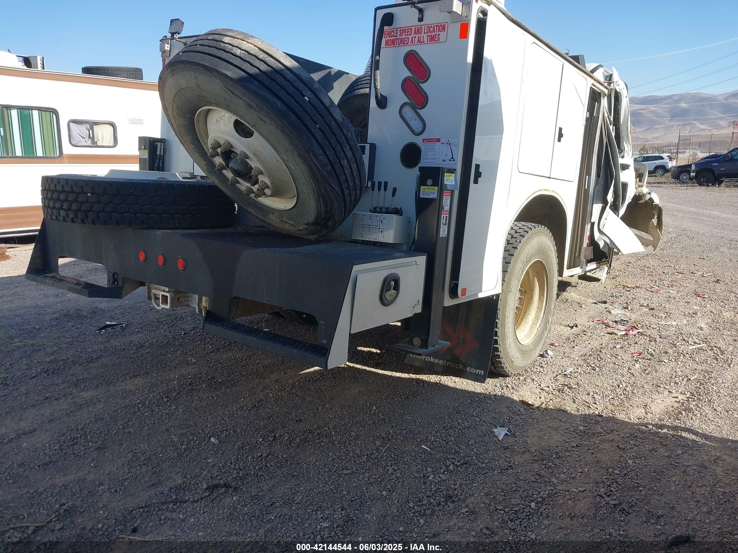 FREIGHTLINER M2 image 4