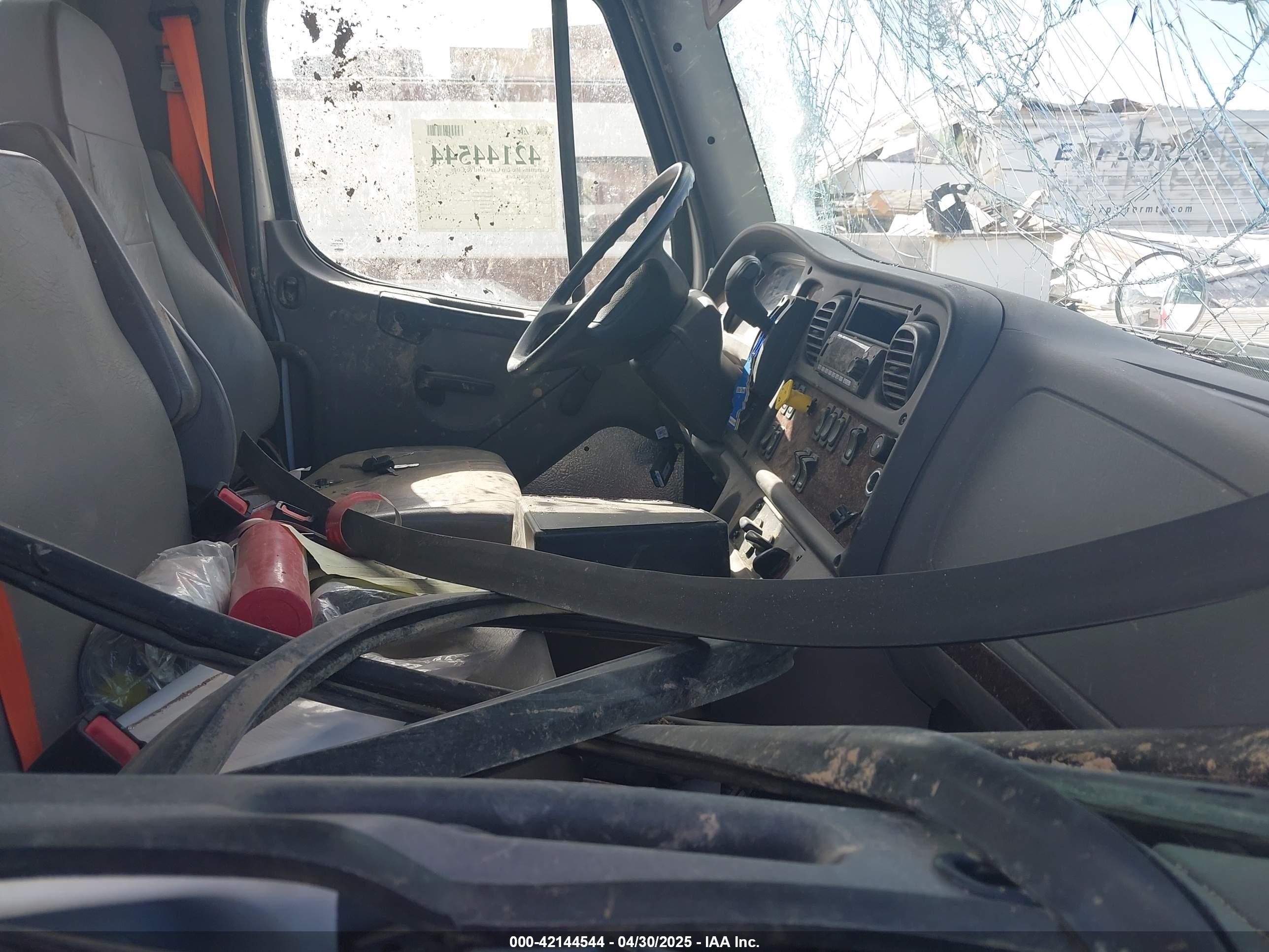FREIGHTLINER M2 image 7