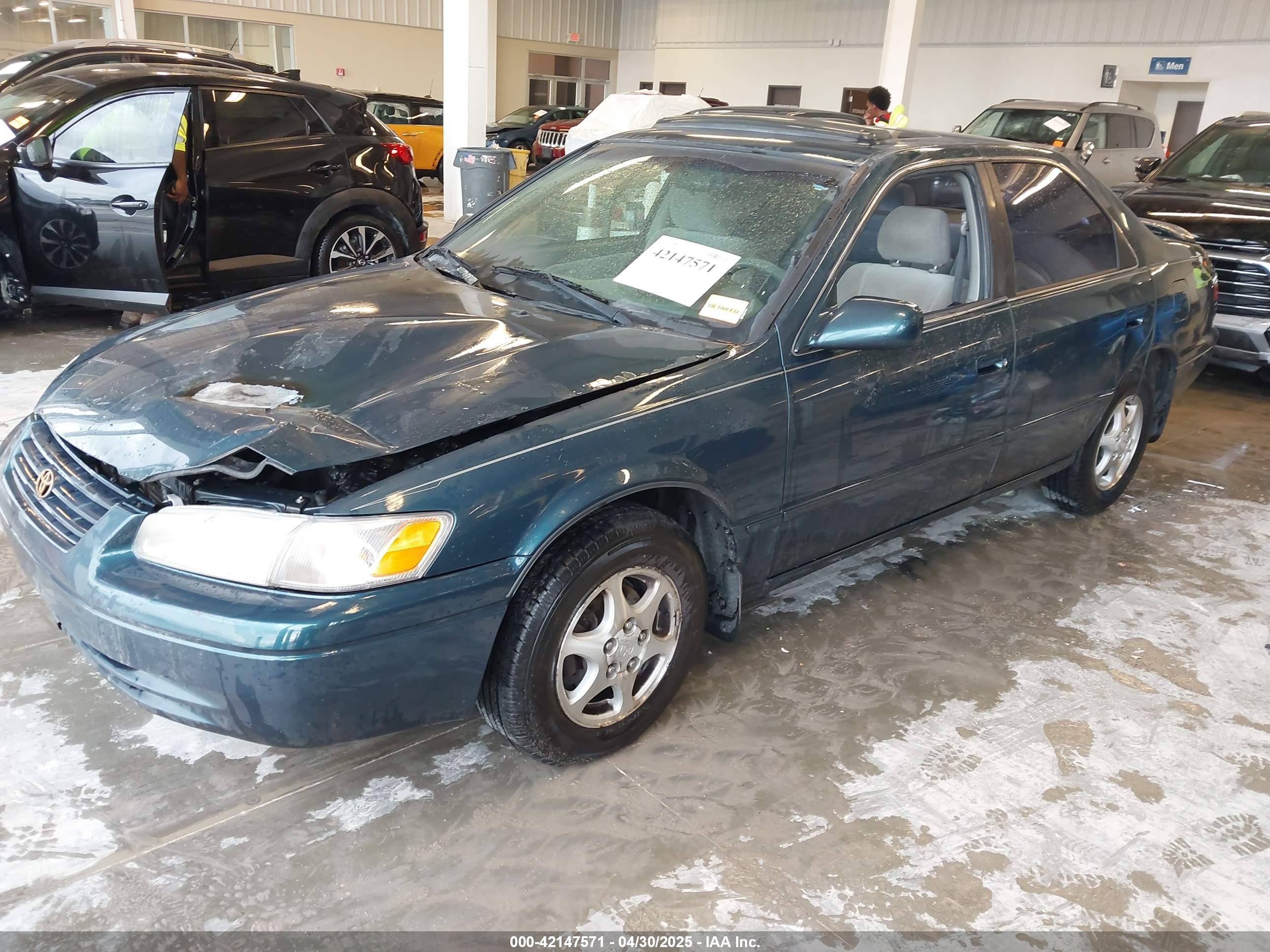 TOYOTA CAMRY image 2