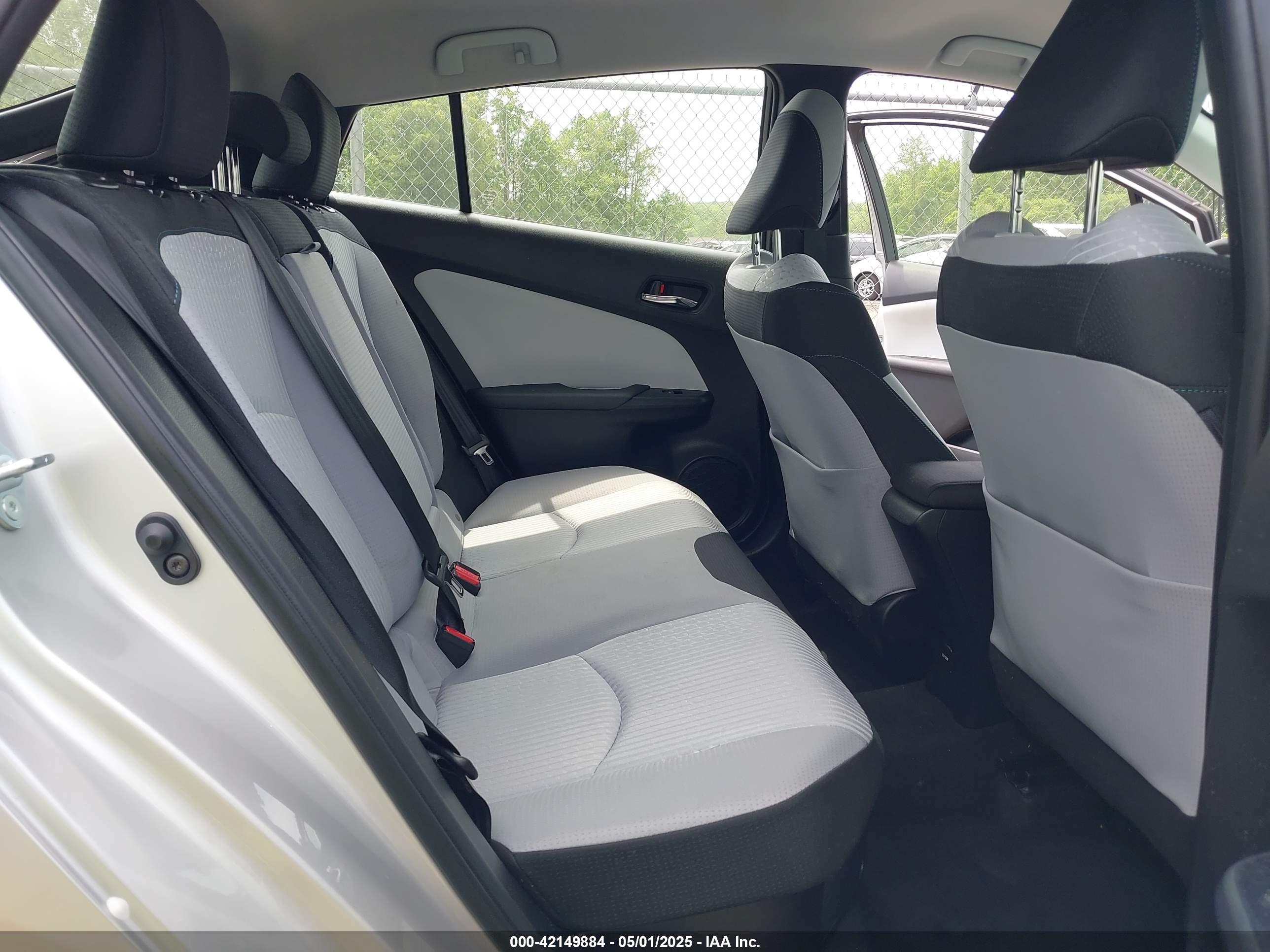 TOYOTA PRIUS image 8