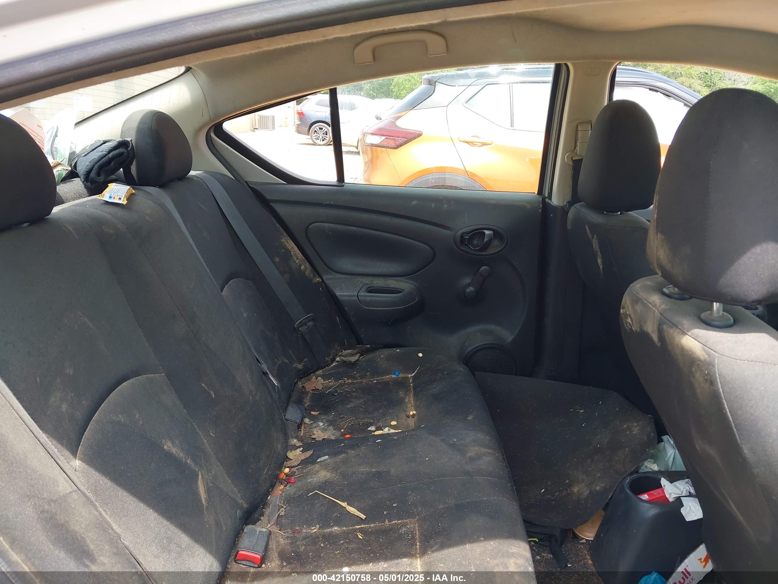 NISSAN VERSA image 8