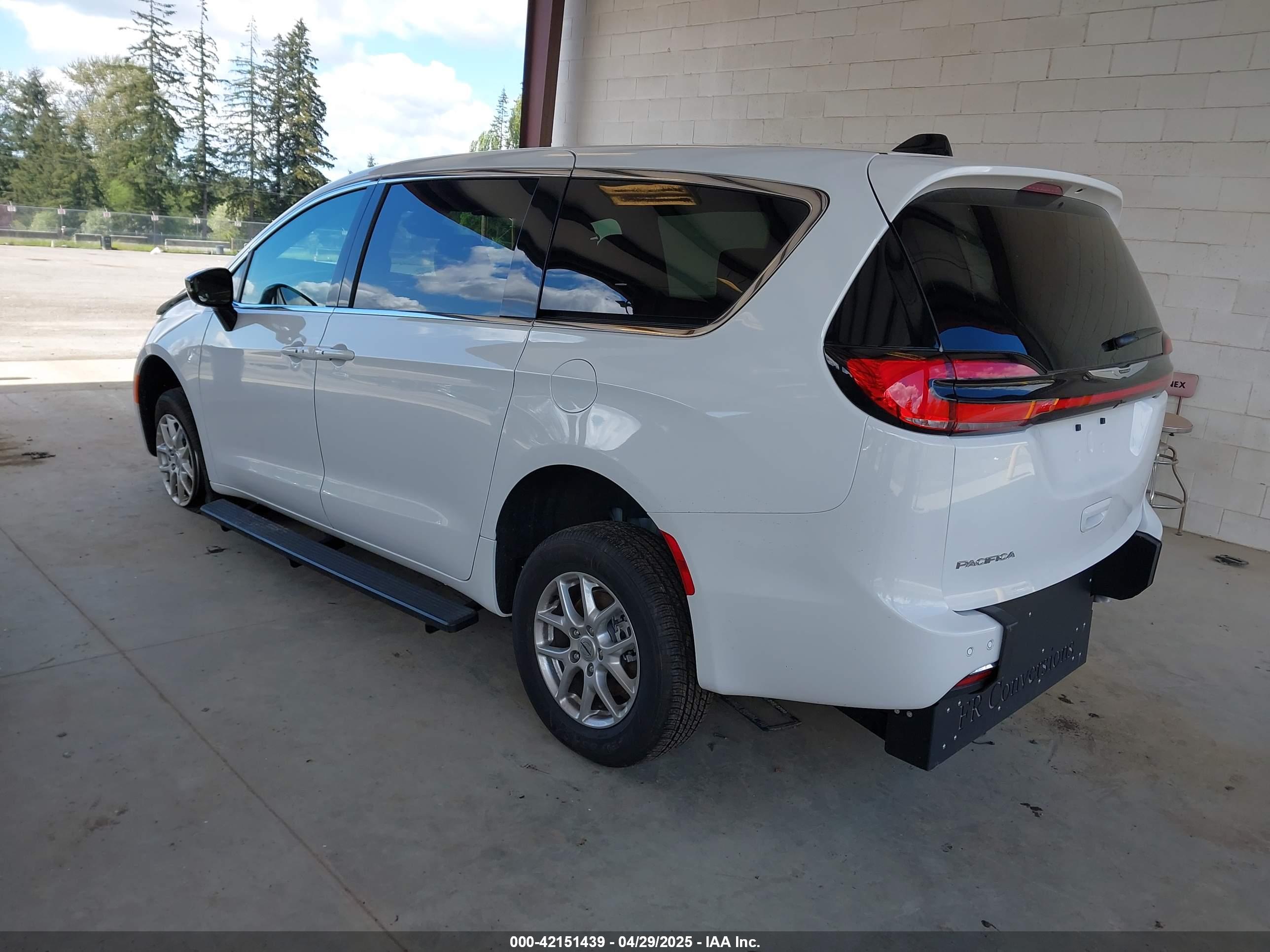 CHRYSLER PACIFICA image 3