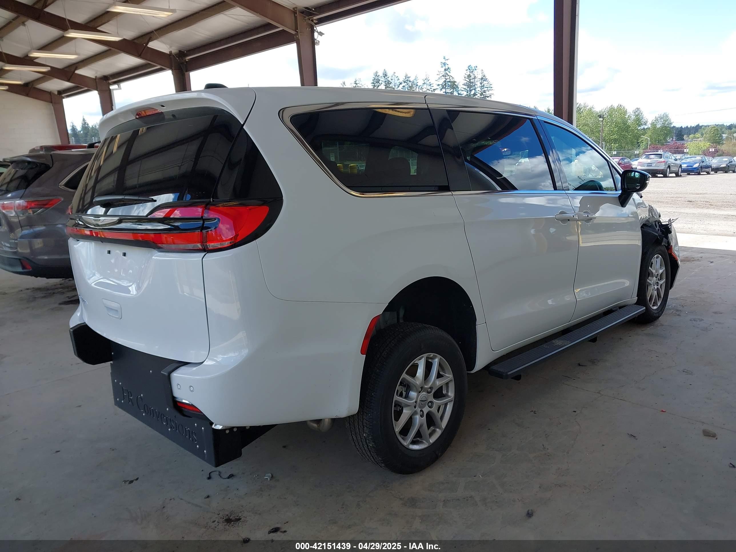CHRYSLER PACIFICA image 4