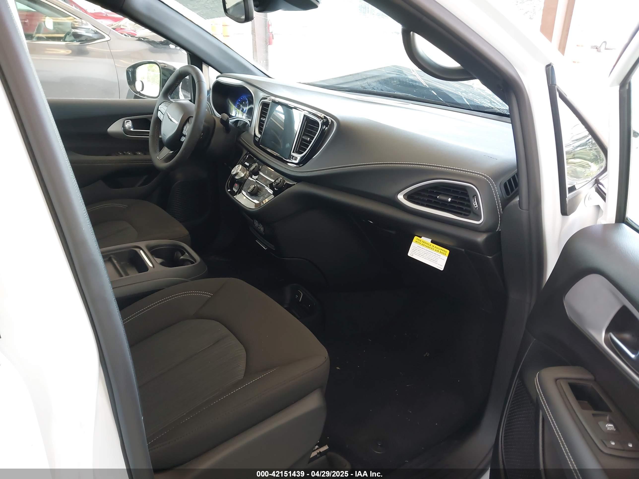 CHRYSLER PACIFICA image 5