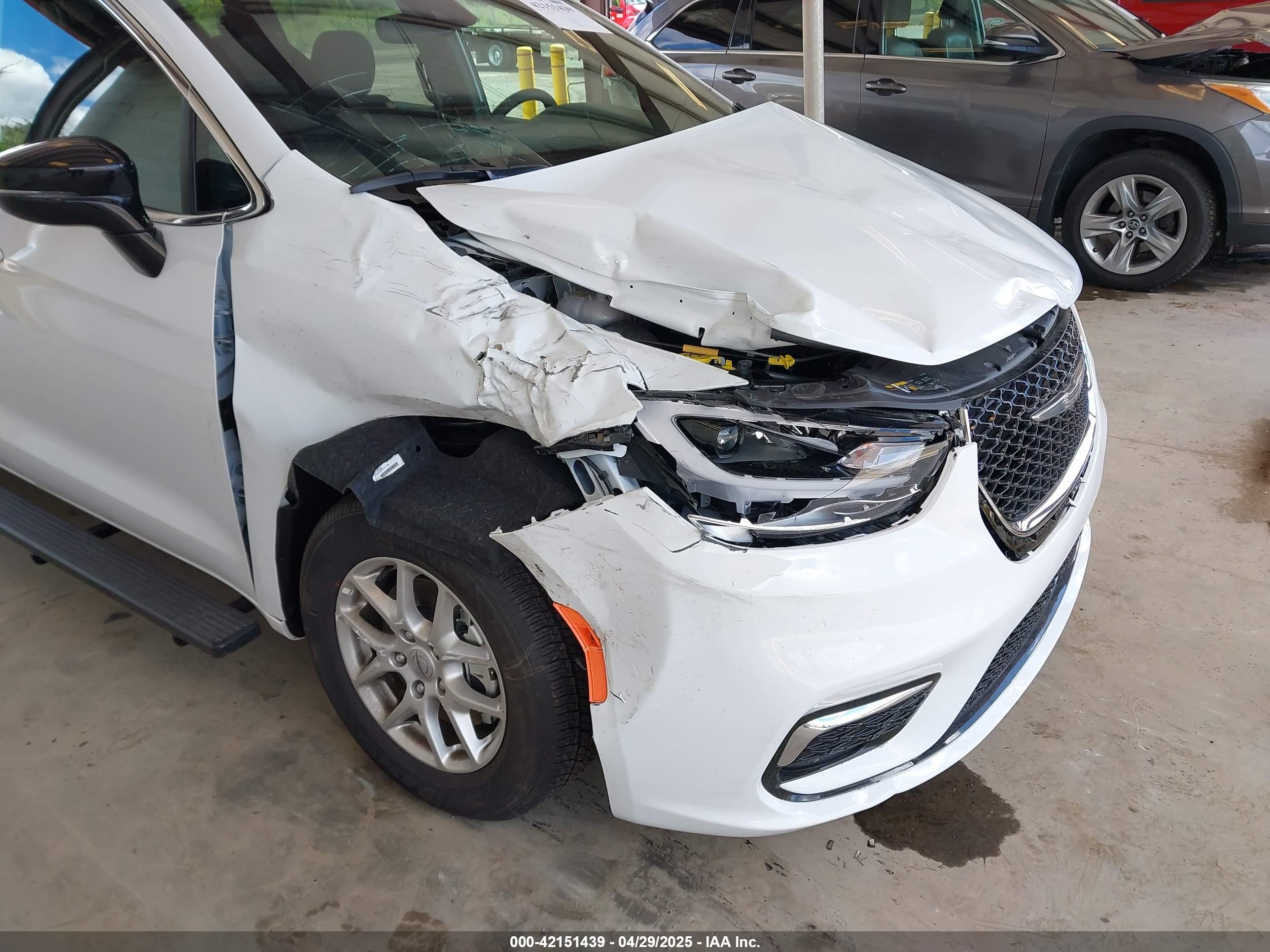 CHRYSLER PACIFICA image 6