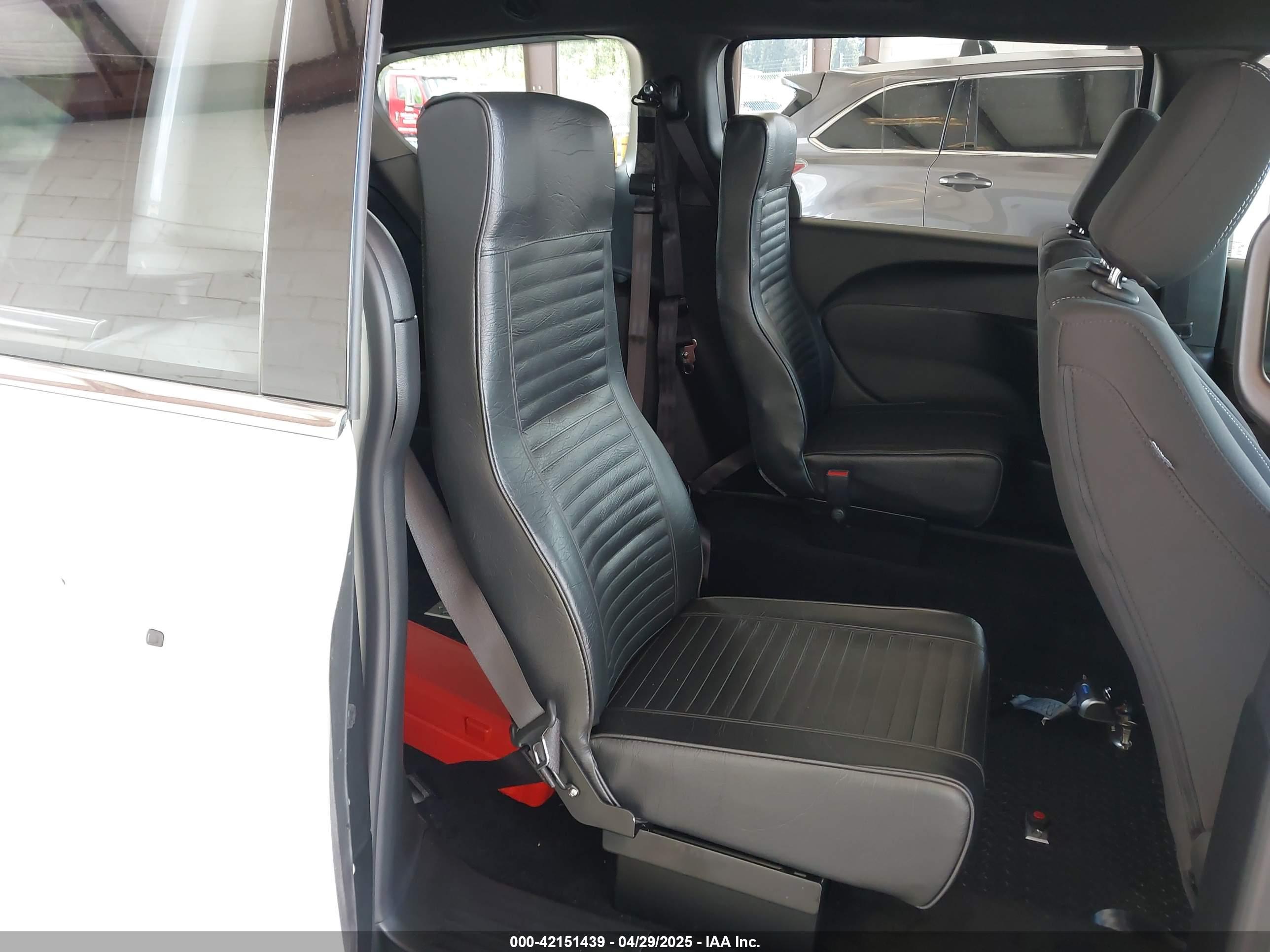 CHRYSLER PACIFICA image 8