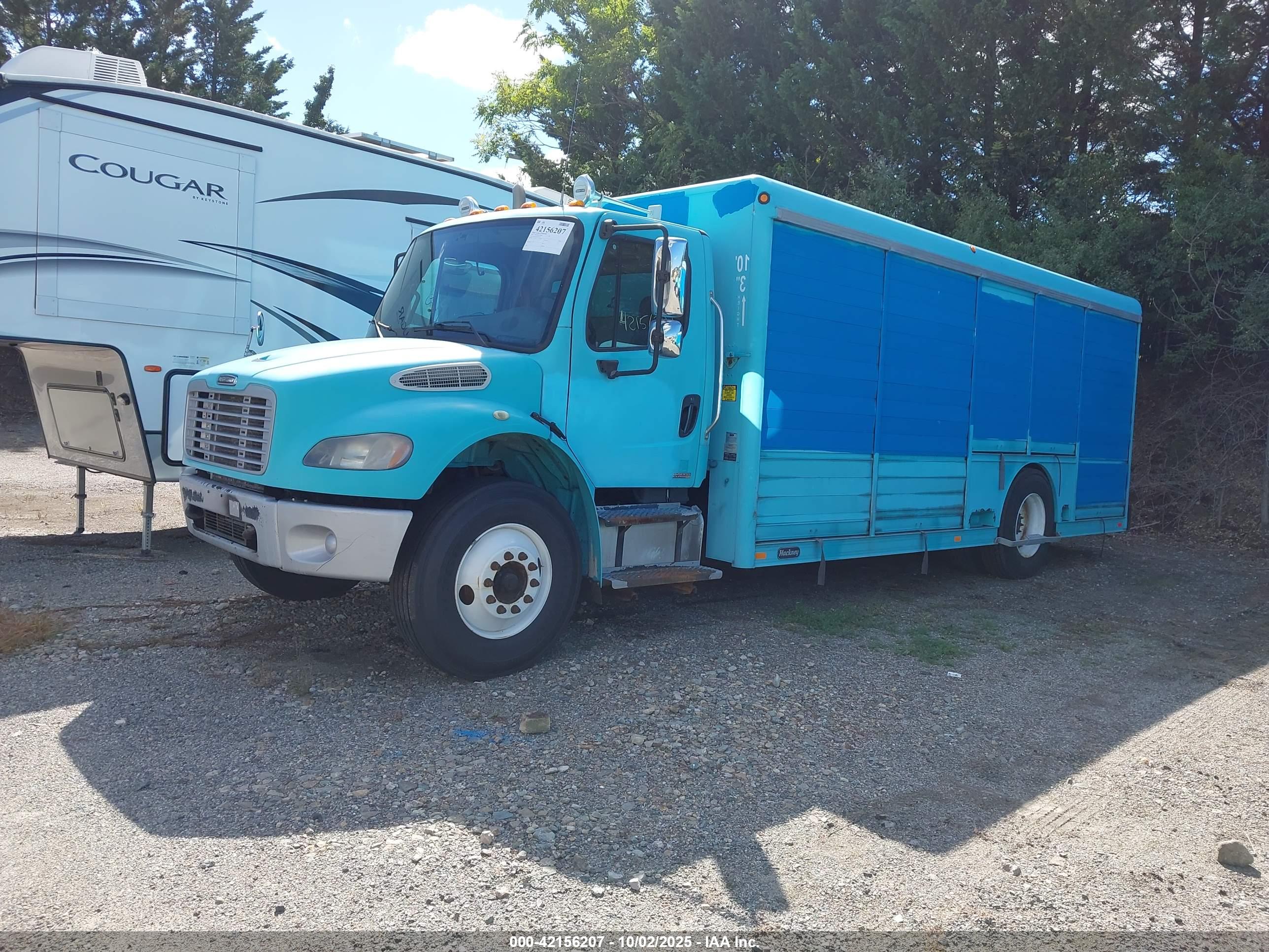 FREIGHTLINER M2 image 2