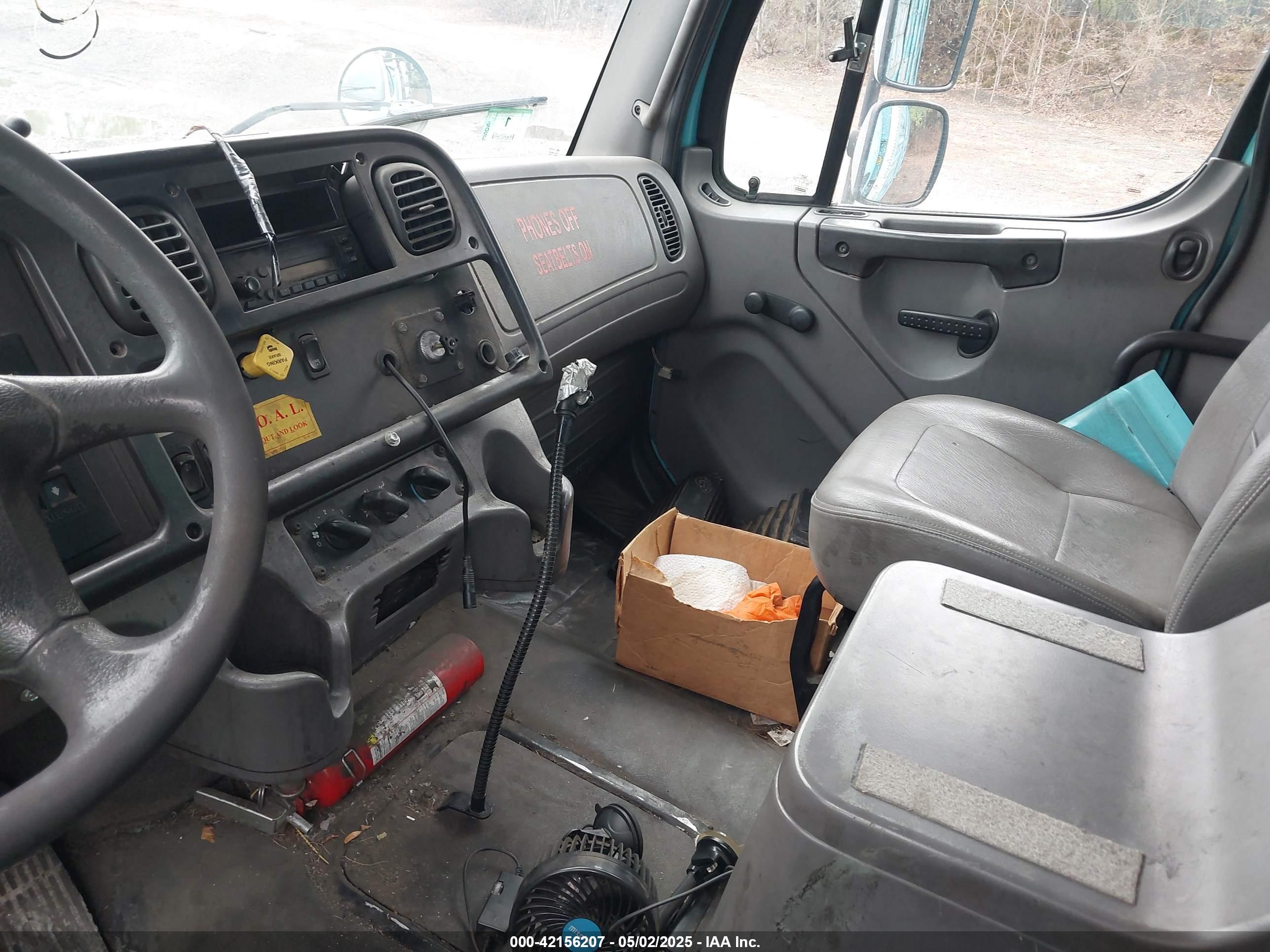 FREIGHTLINER M2 image 7