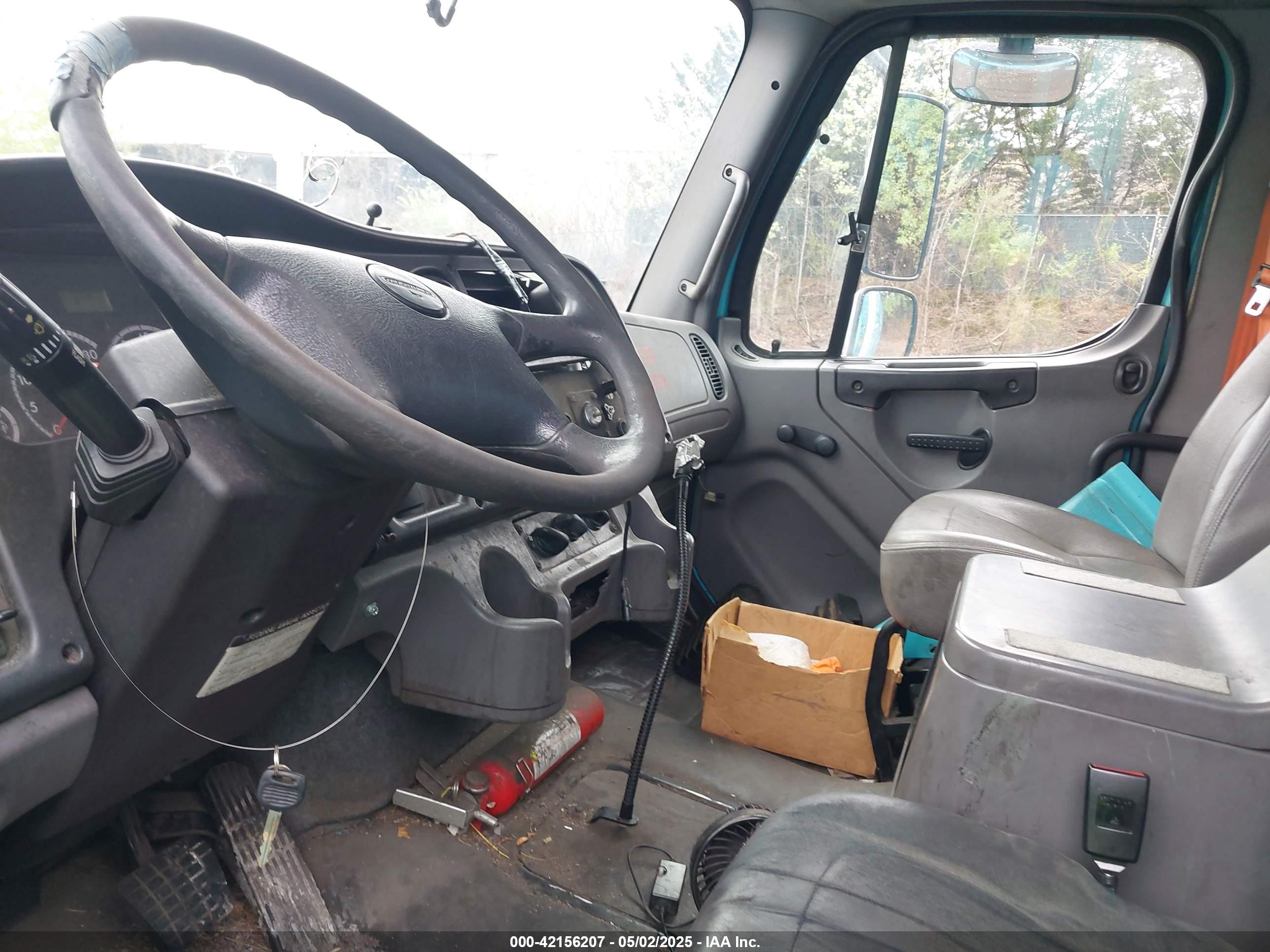 FREIGHTLINER M2 image 8