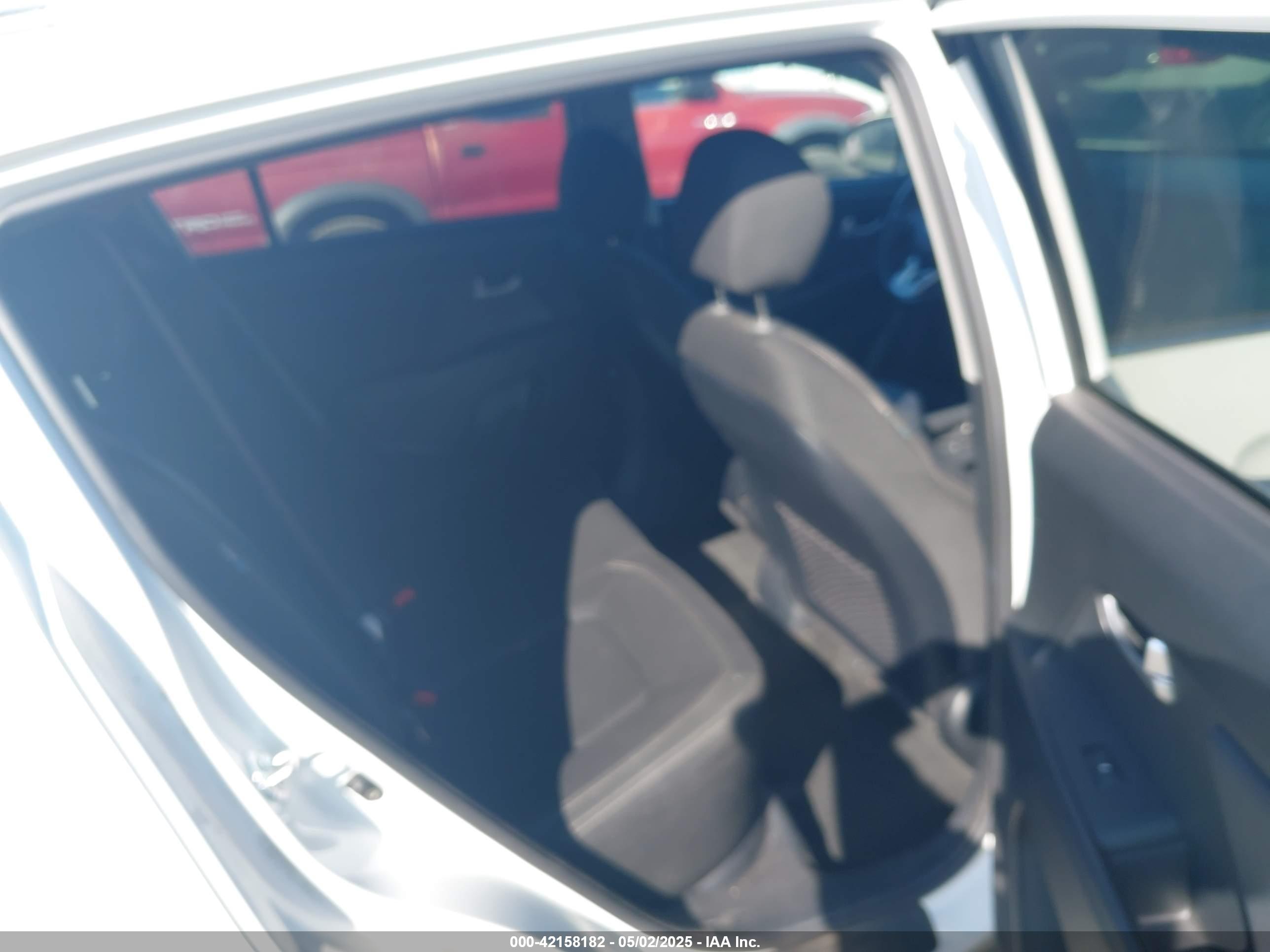 KIA SPORTAGE image 8