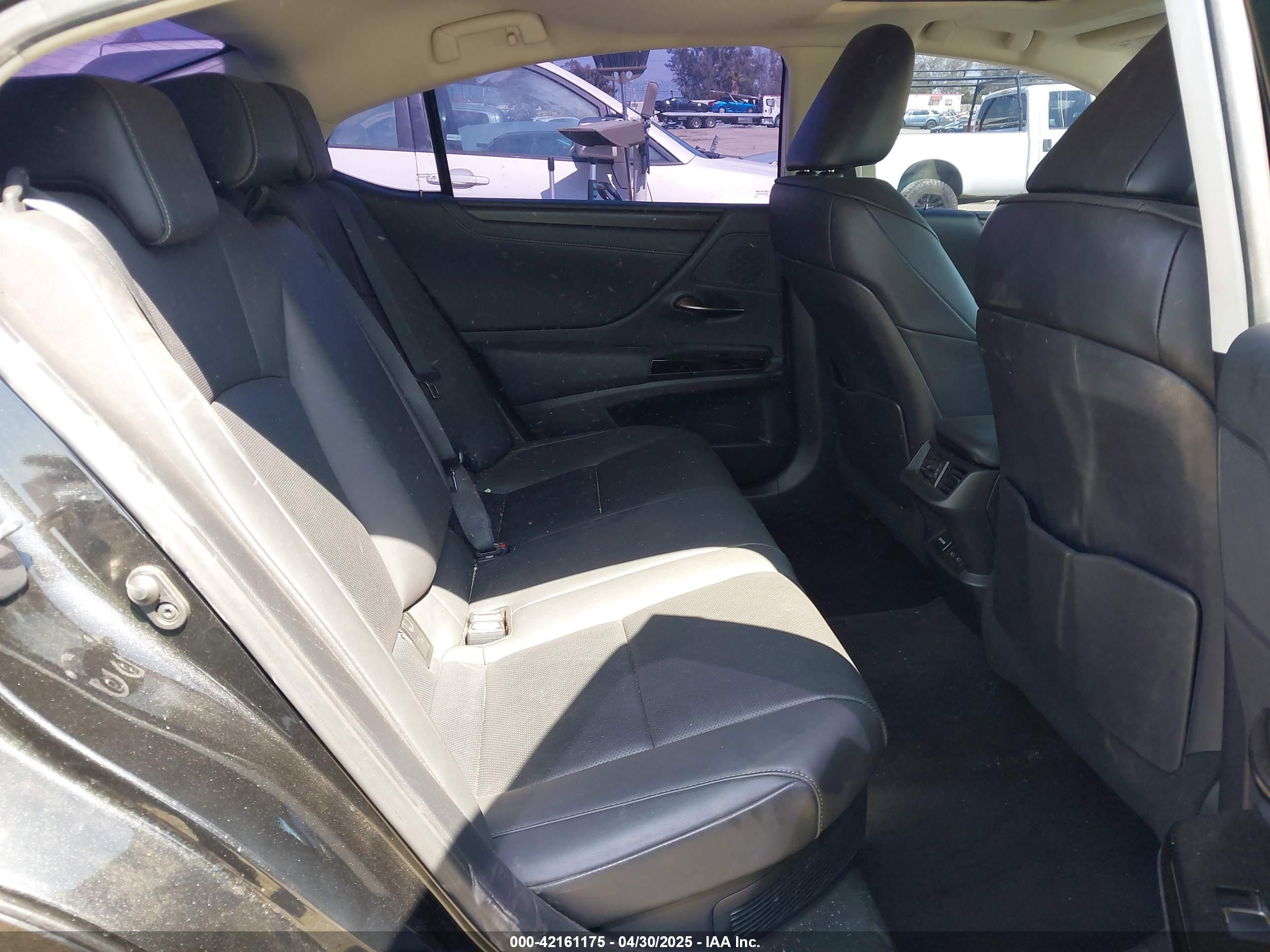 LEXUS ES image 8