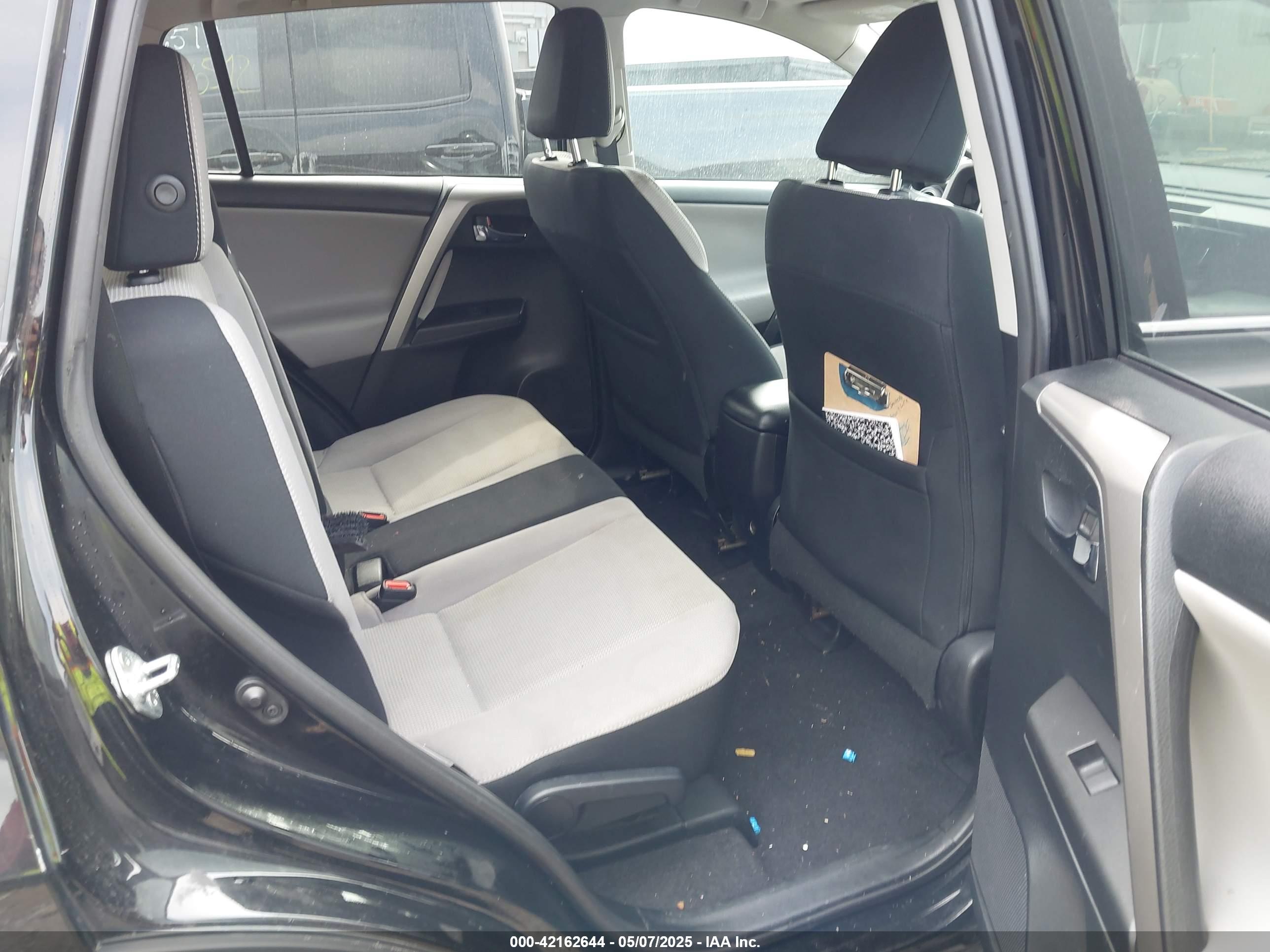 TOYOTA RAV4 image 8