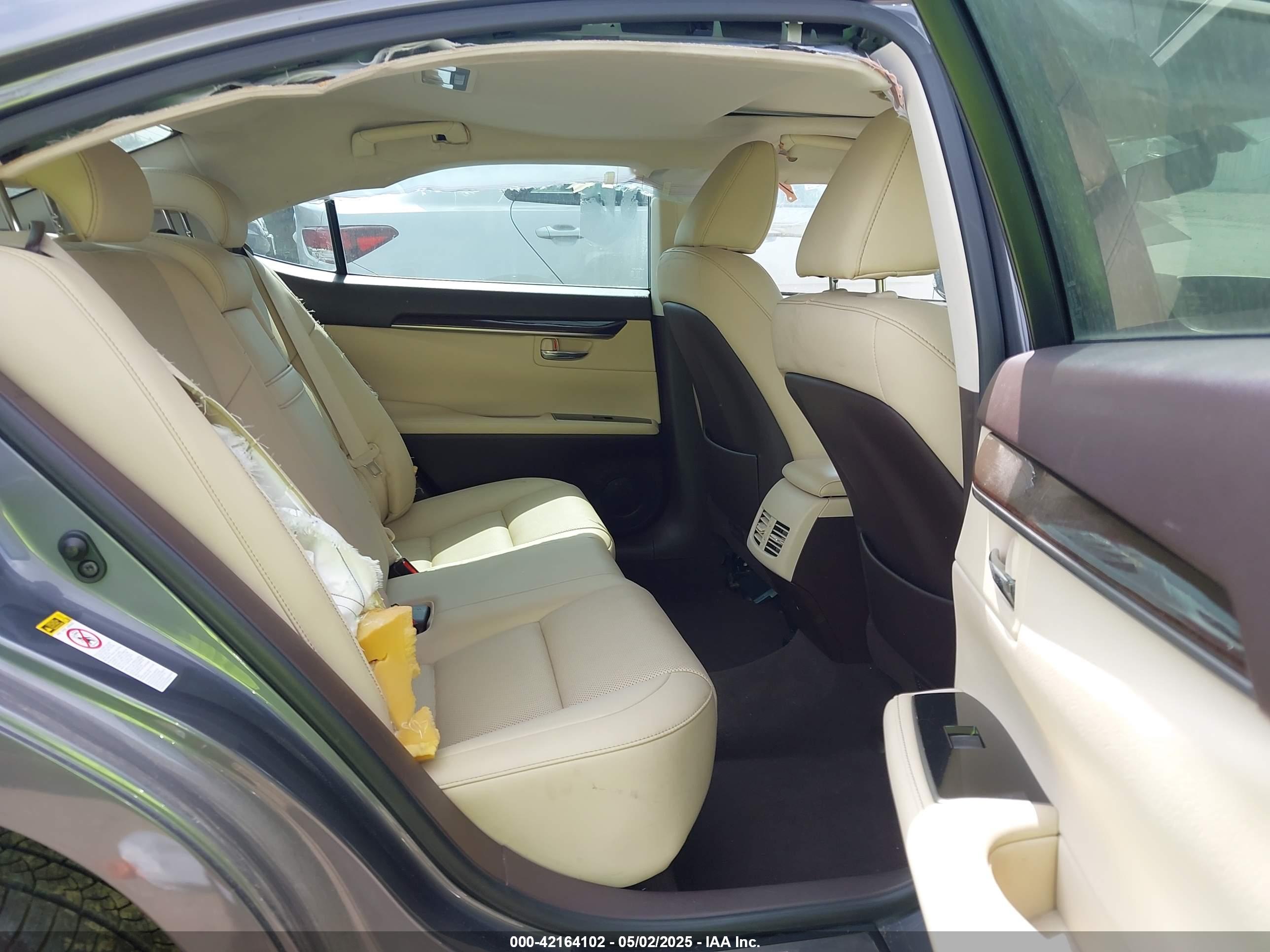 LEXUS ES image 8