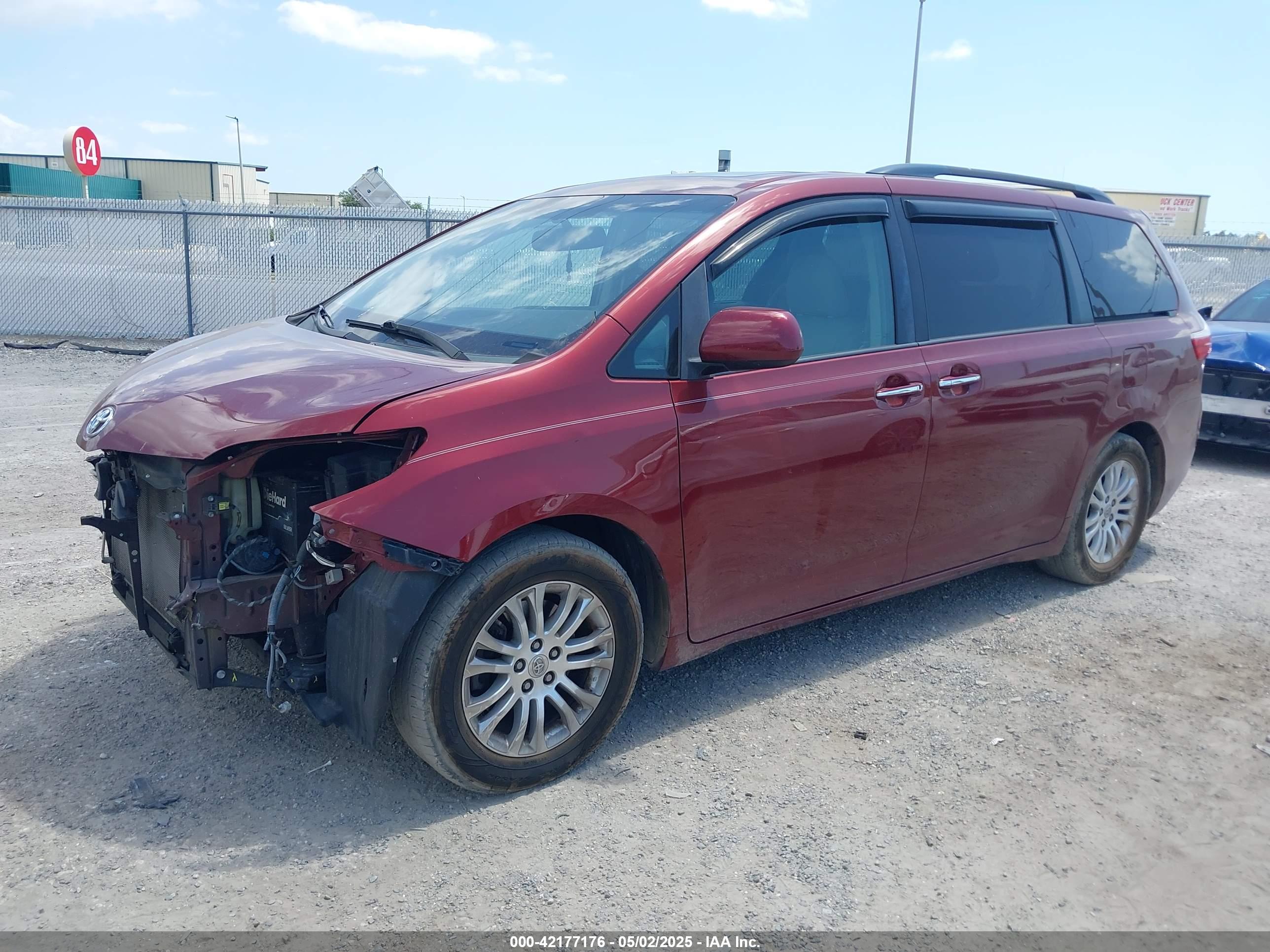 TOYOTA SIENNA image 2