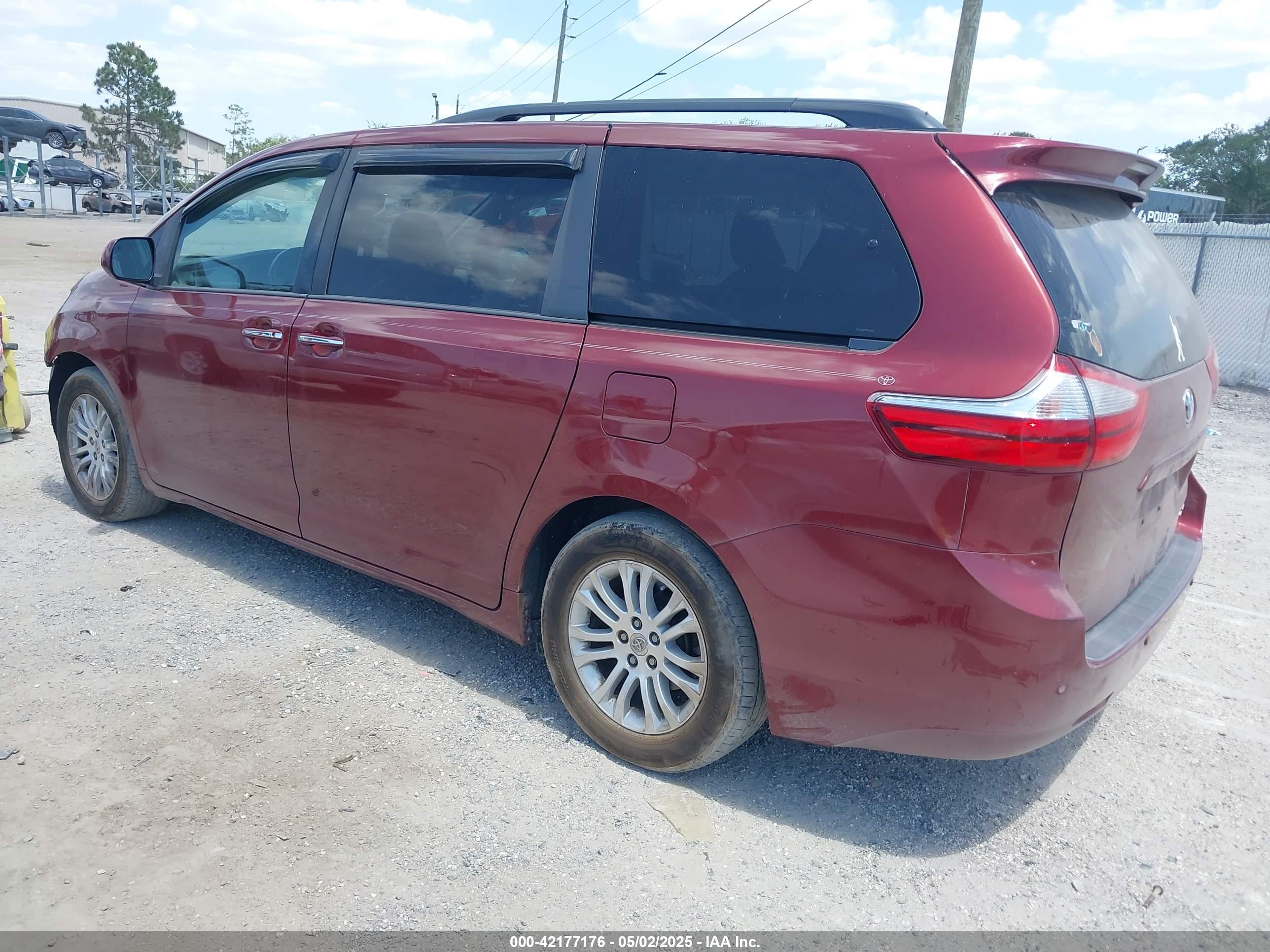 TOYOTA SIENNA image 3