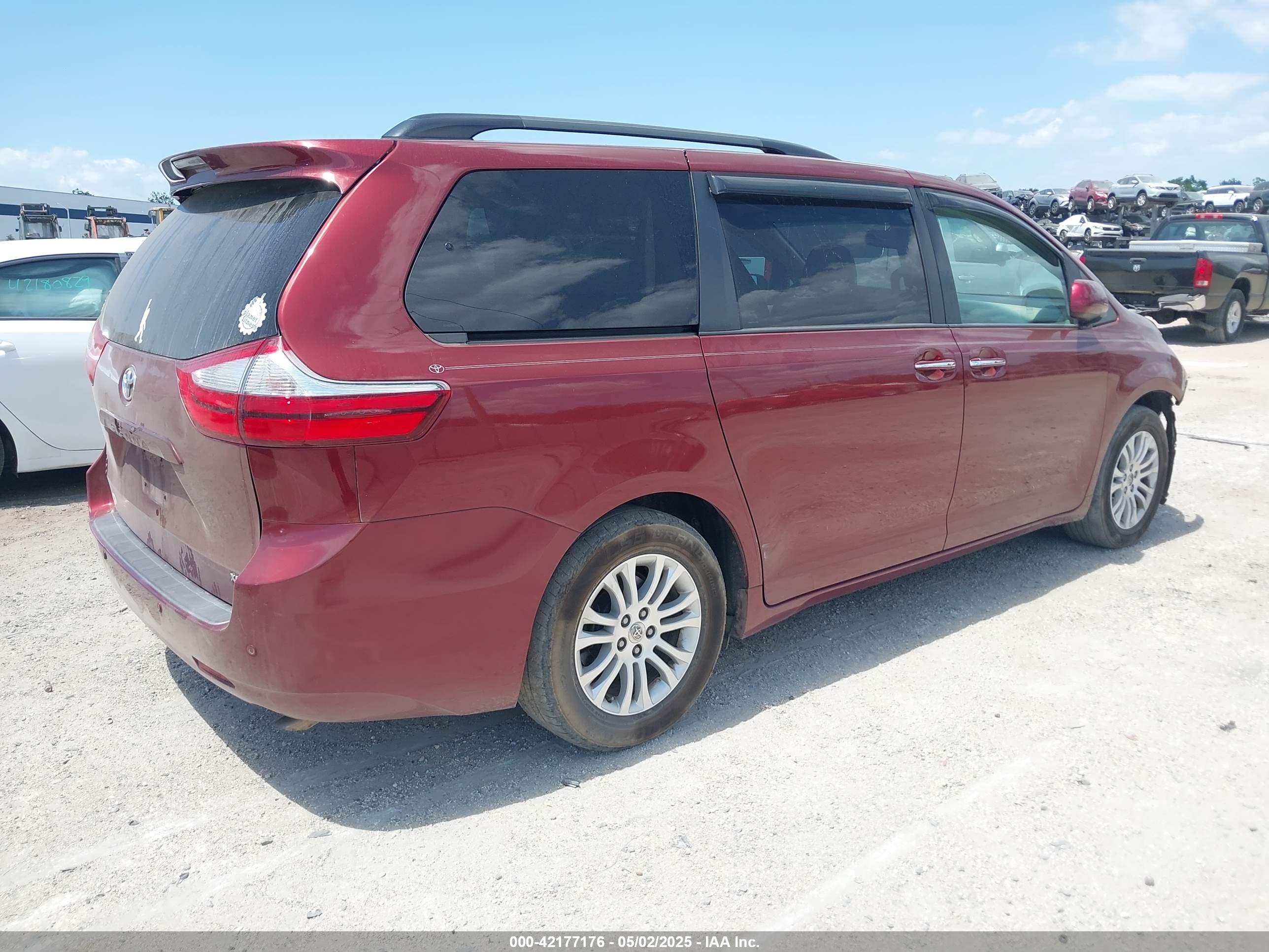 TOYOTA SIENNA image 4