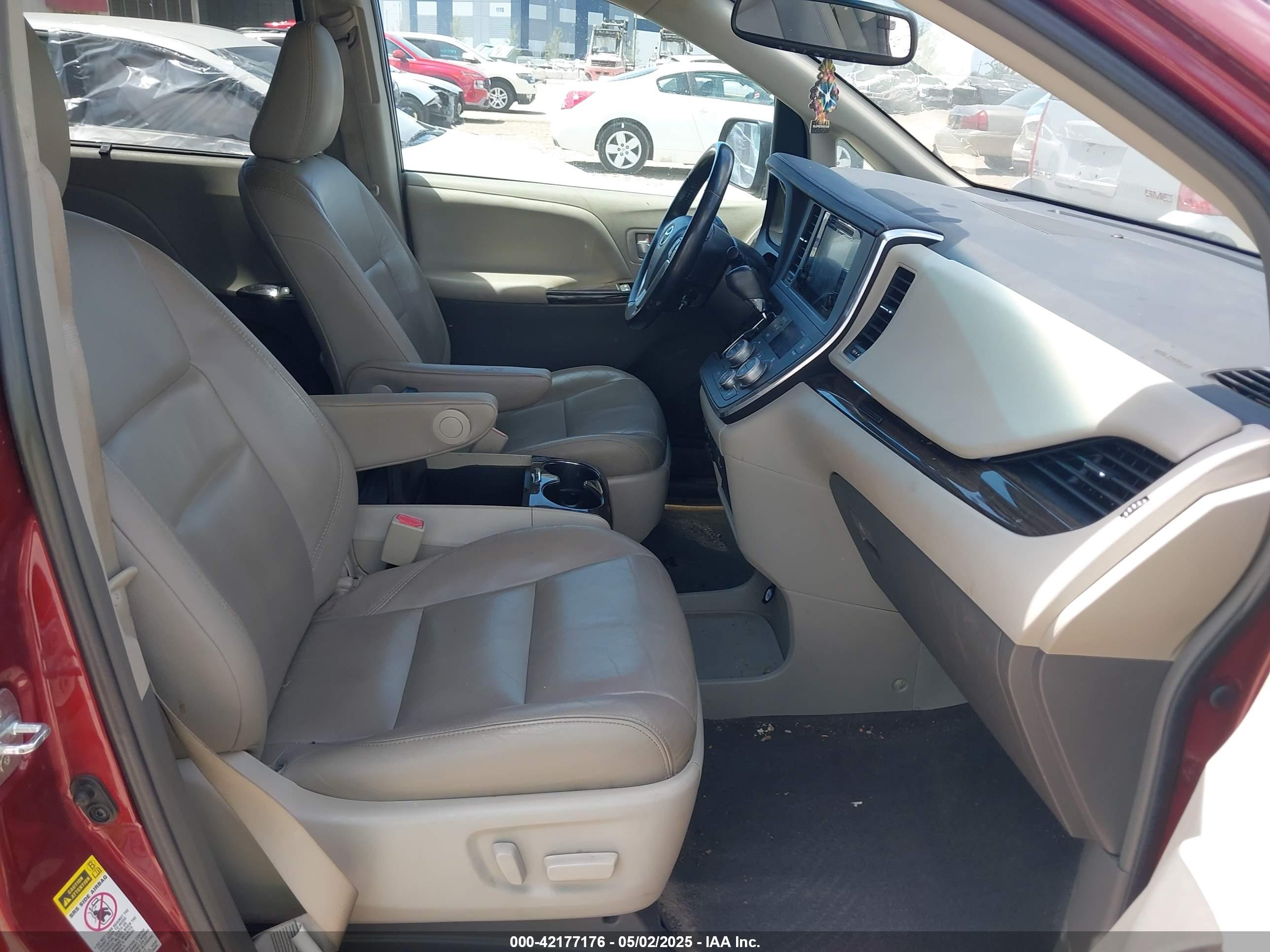 TOYOTA SIENNA image 5